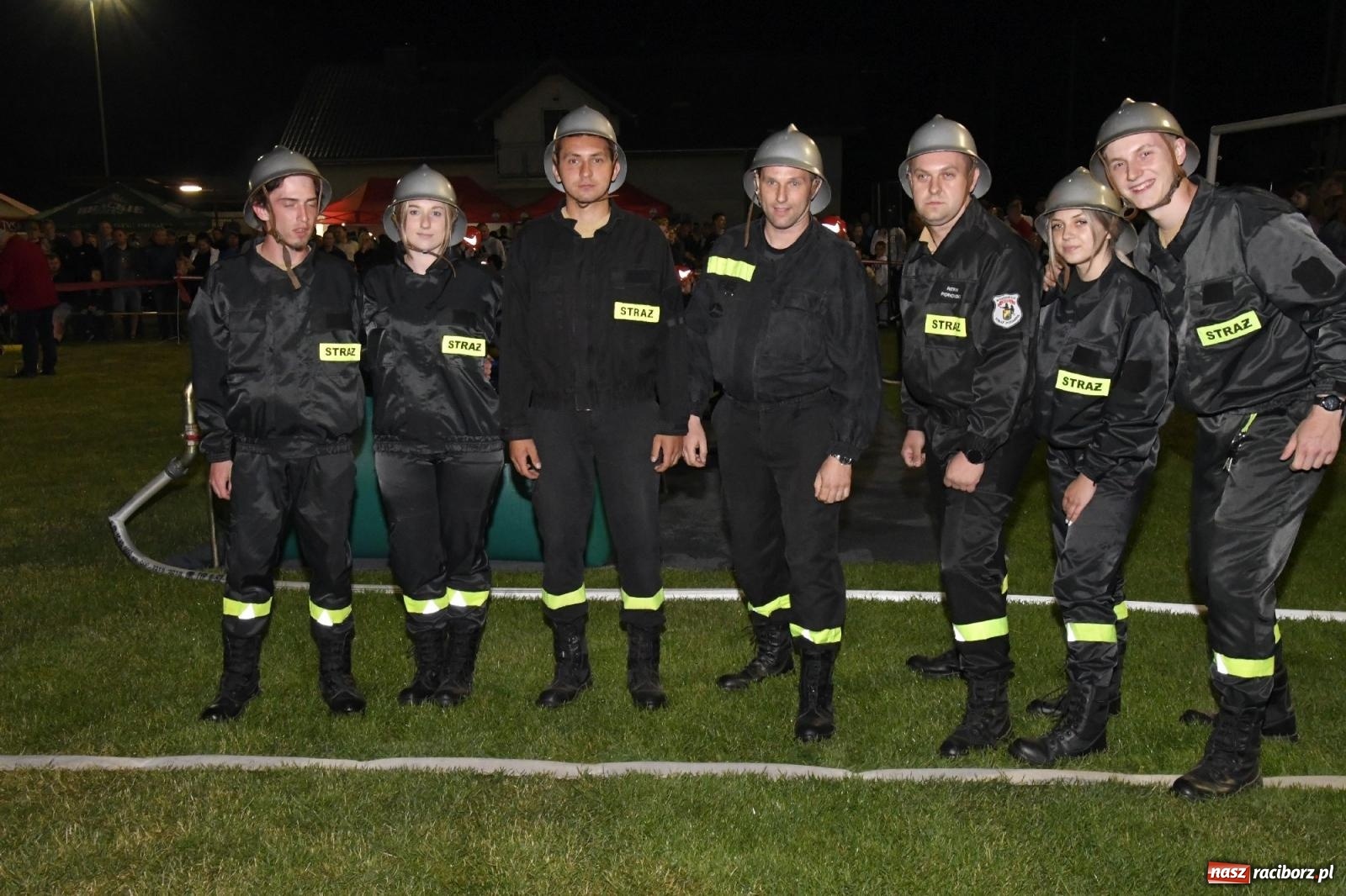 Zdjęcie w galerii na portalu naszraciborz.pl: Nocne strażackie show w Bolesławiu. Sztuczne ognie i rywalizacja w ćwiczeniu bojowym [FOTO i WIDEO] wiadomości z regionu