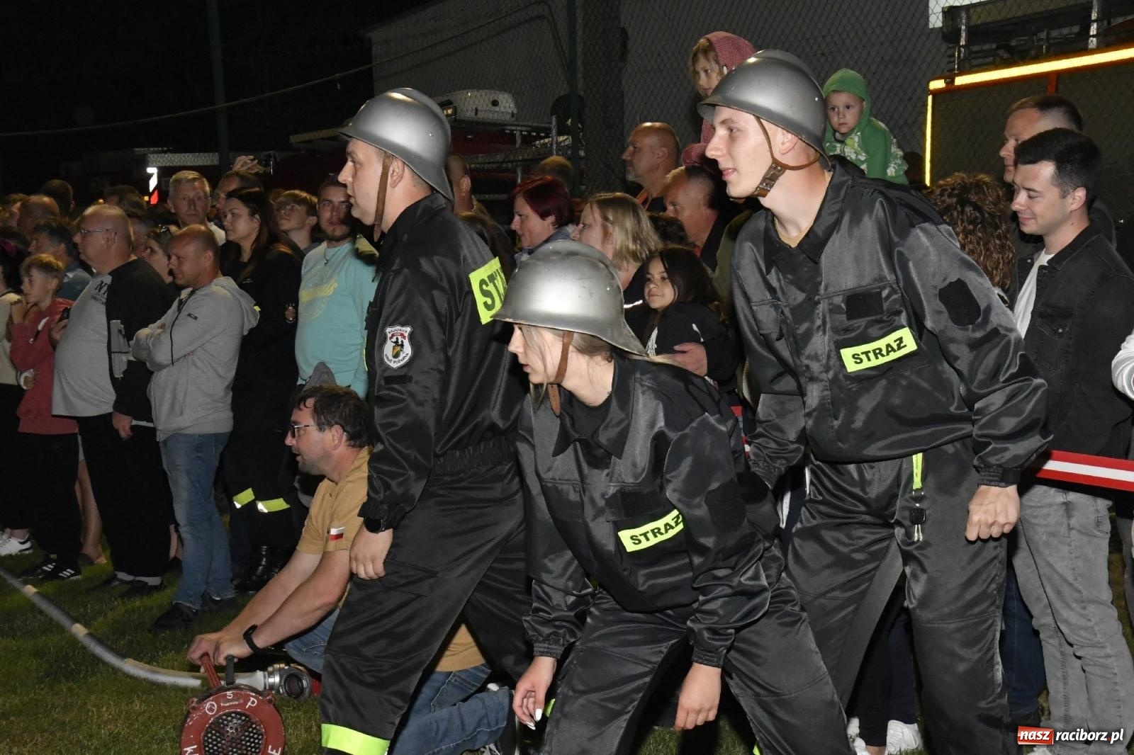 Zdjęcie w galerii na portalu naszraciborz.pl: Nocne strażackie show w Bolesławiu. Sztuczne ognie i rywalizacja w ćwiczeniu bojowym [FOTO i WIDEO] wiadomości z regionu