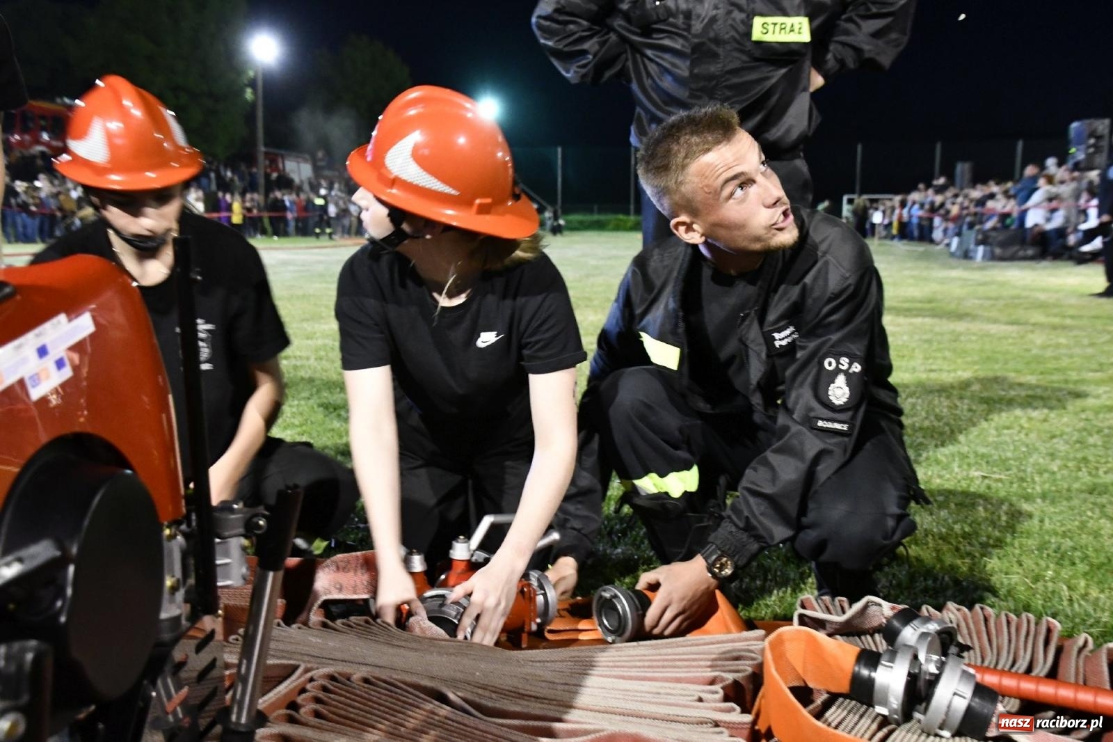 Zdjęcie w galerii na portalu naszraciborz.pl: Nocne strażackie show w Bolesławiu. Sztuczne ognie i rywalizacja w ćwiczeniu bojowym [FOTO i WIDEO] wiadomości z regionu