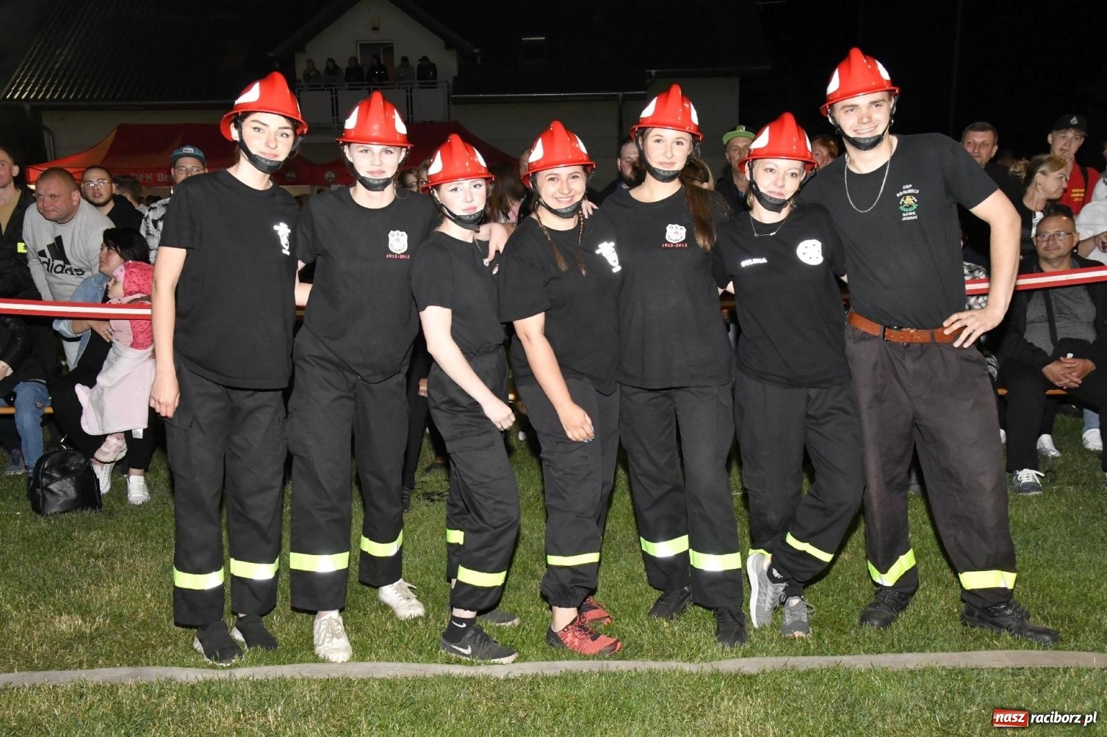 Zdjęcie w galerii na portalu naszraciborz.pl: Nocne strażackie show w Bolesławiu. Sztuczne ognie i rywalizacja w ćwiczeniu bojowym [FOTO i WIDEO] wiadomości z regionu