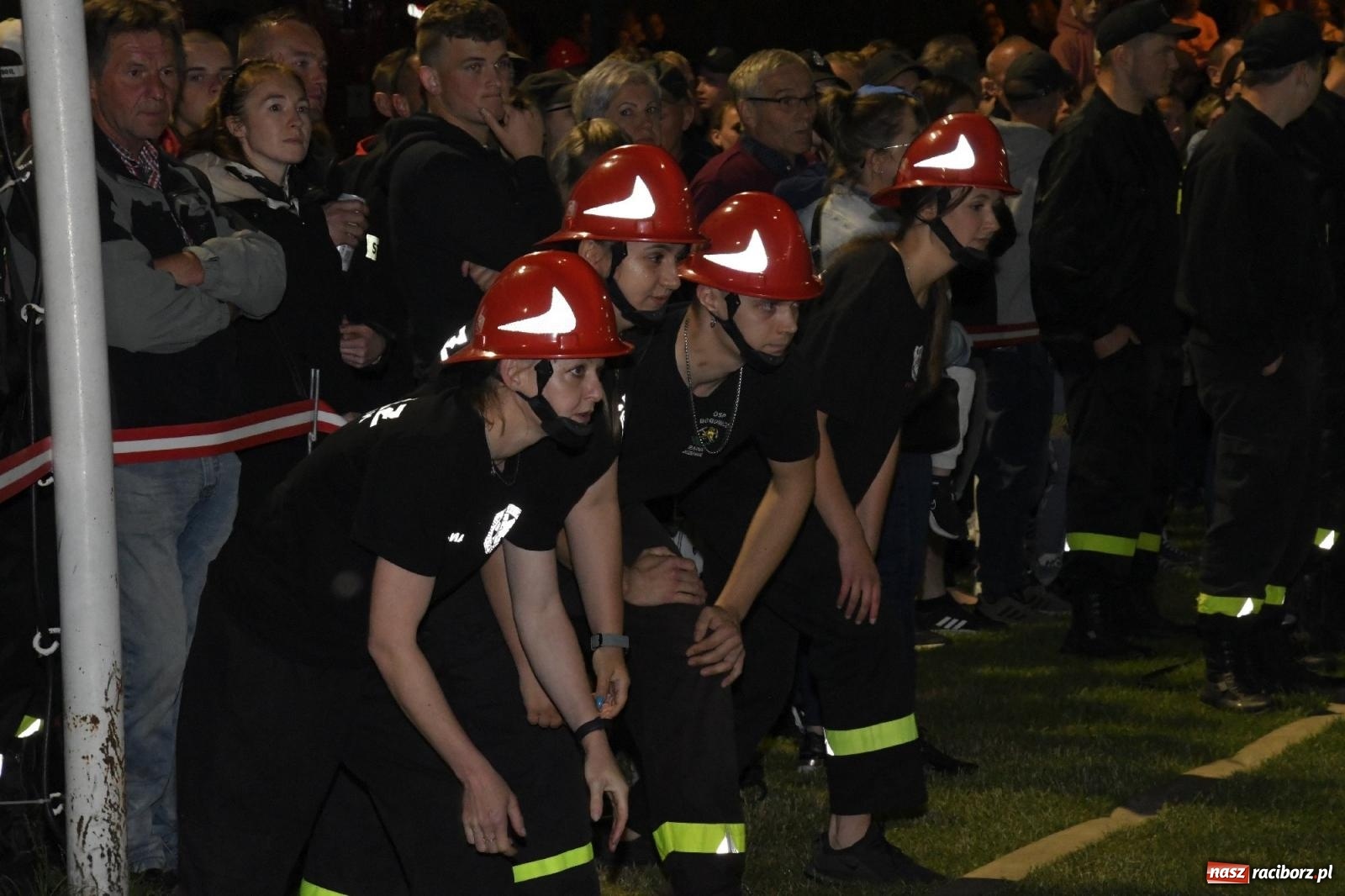 Zdjęcie w galerii na portalu naszraciborz.pl: Nocne strażackie show w Bolesławiu. Sztuczne ognie i rywalizacja w ćwiczeniu bojowym [FOTO i WIDEO] wiadomości z regionu