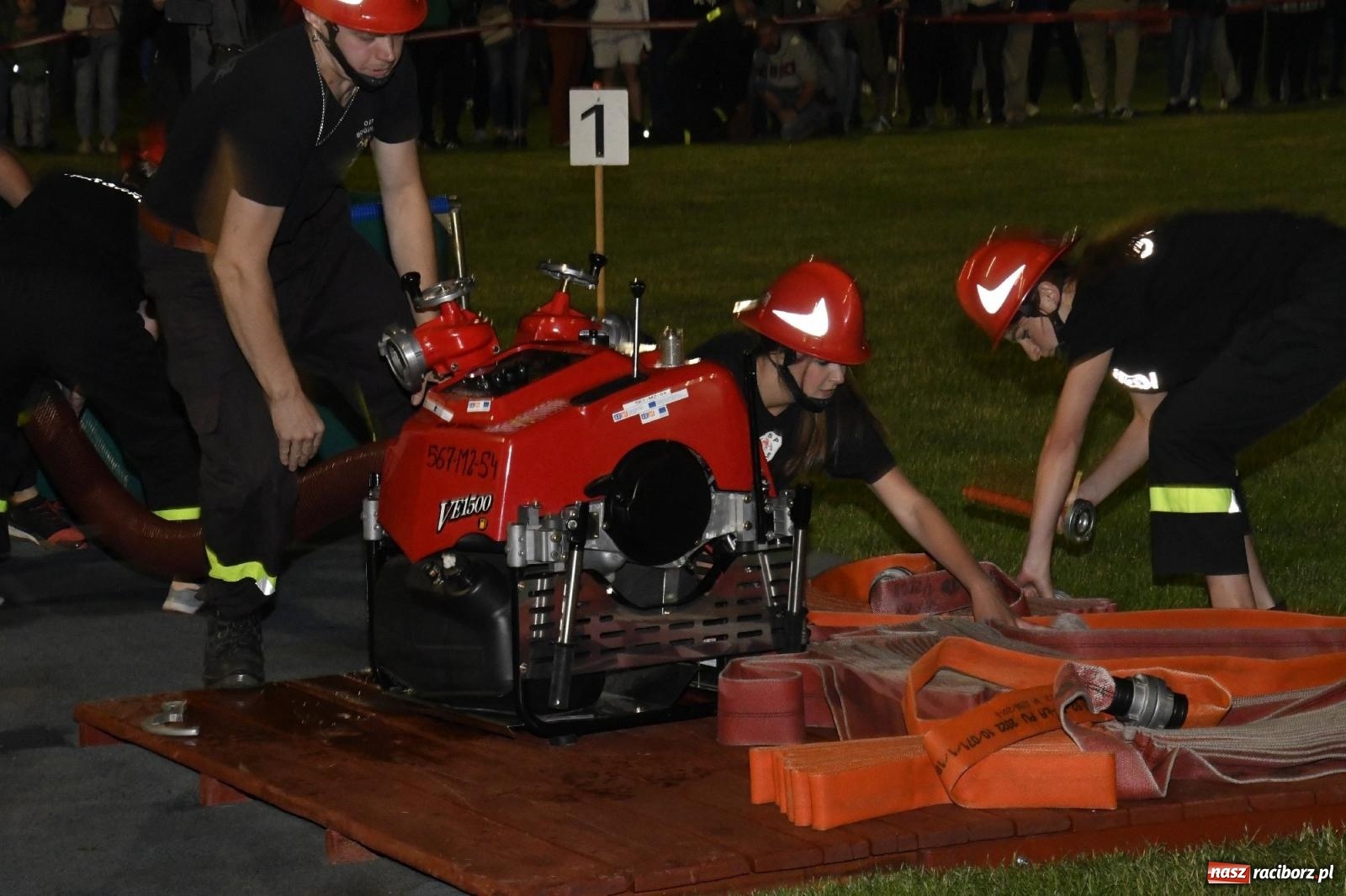 Zdjęcie w galerii na portalu naszraciborz.pl: Nocne strażackie show w Bolesławiu. Sztuczne ognie i rywalizacja w ćwiczeniu bojowym [FOTO i WIDEO] wiadomości z regionu