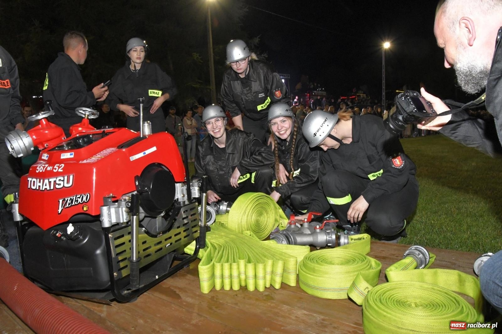 Zdjęcie w galerii na portalu naszraciborz.pl: Nocne strażackie show w Bolesławiu. Sztuczne ognie i rywalizacja w ćwiczeniu bojowym [FOTO i WIDEO] wiadomości z regionu