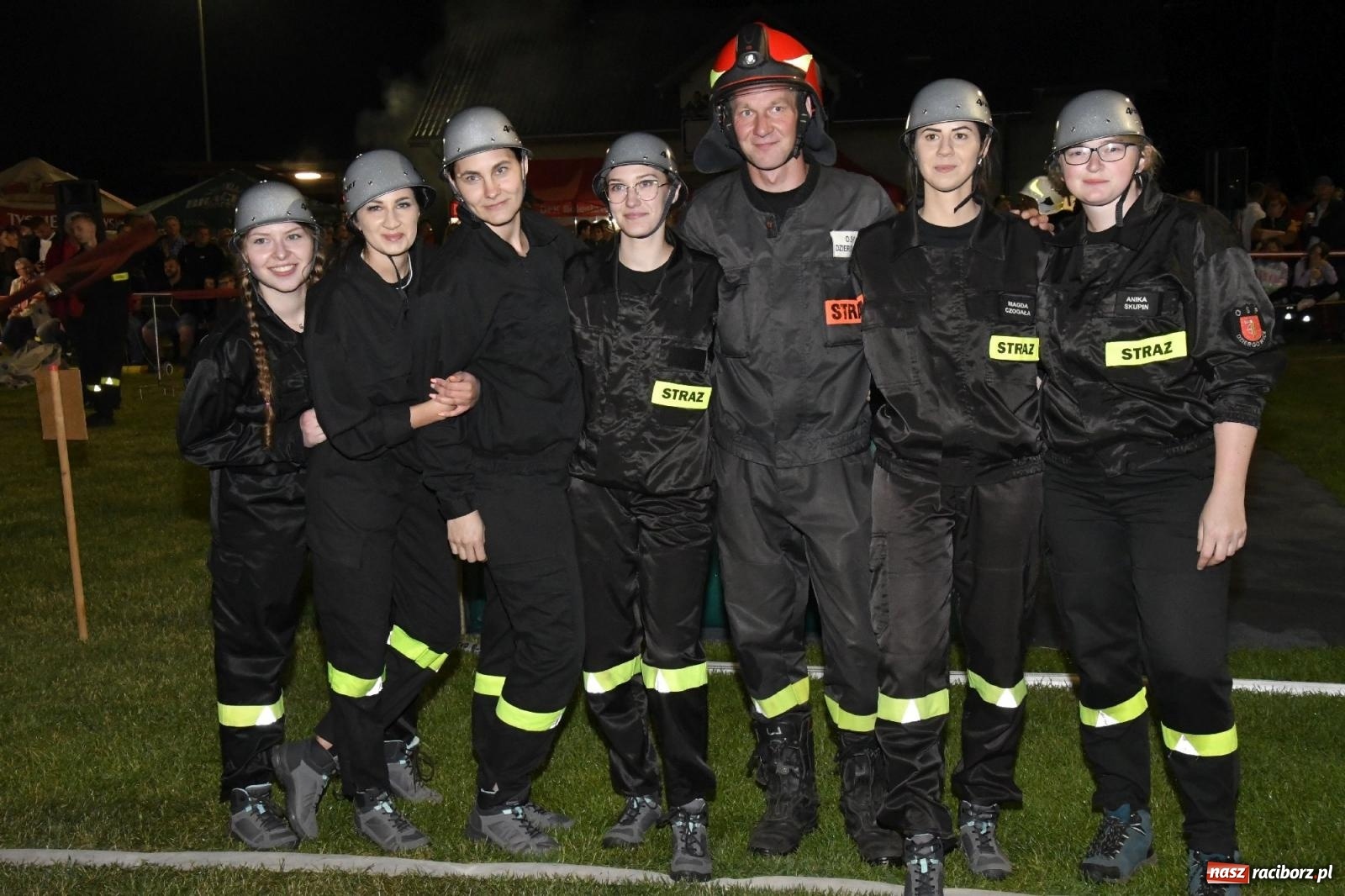 Zdjęcie w galerii na portalu naszraciborz.pl: Nocne strażackie show w Bolesławiu. Sztuczne ognie i rywalizacja w ćwiczeniu bojowym [FOTO i WIDEO] wiadomości z regionu