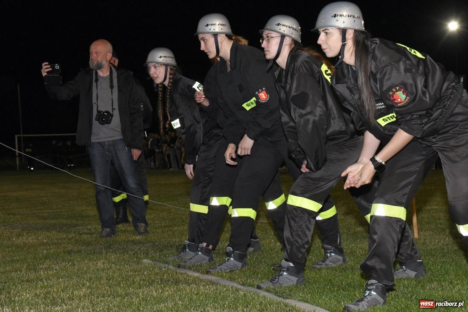 Zdjęcie w galerii na portalu naszraciborz.pl: Nocne strażackie show w Bolesławiu. Sztuczne ognie i rywalizacja w ćwiczeniu bojowym [FOTO i WIDEO] wiadomości z regionu