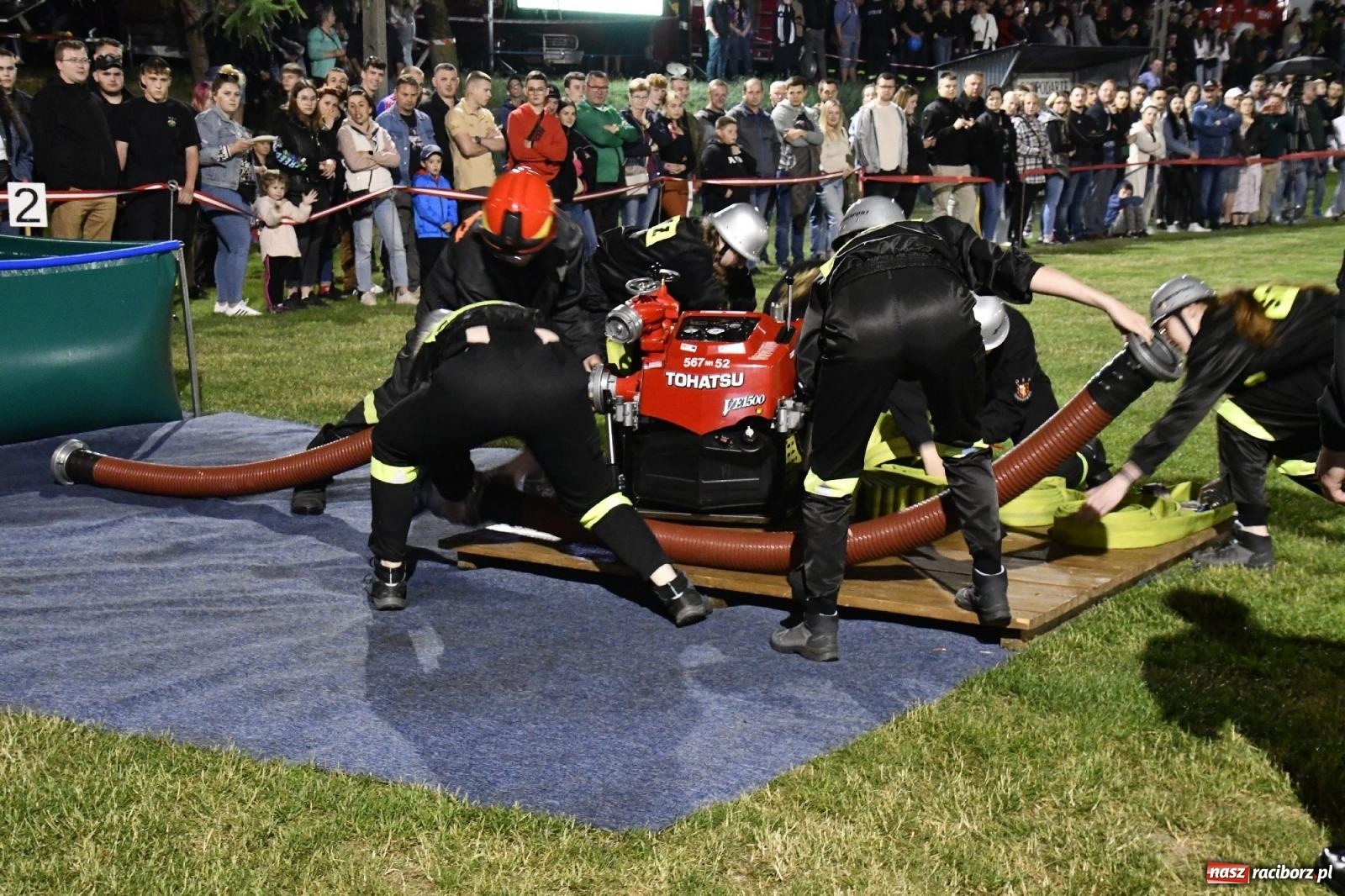 Zdjęcie w galerii na portalu naszraciborz.pl: Nocne strażackie show w Bolesławiu. Sztuczne ognie i rywalizacja w ćwiczeniu bojowym [FOTO i WIDEO] wiadomości z regionu