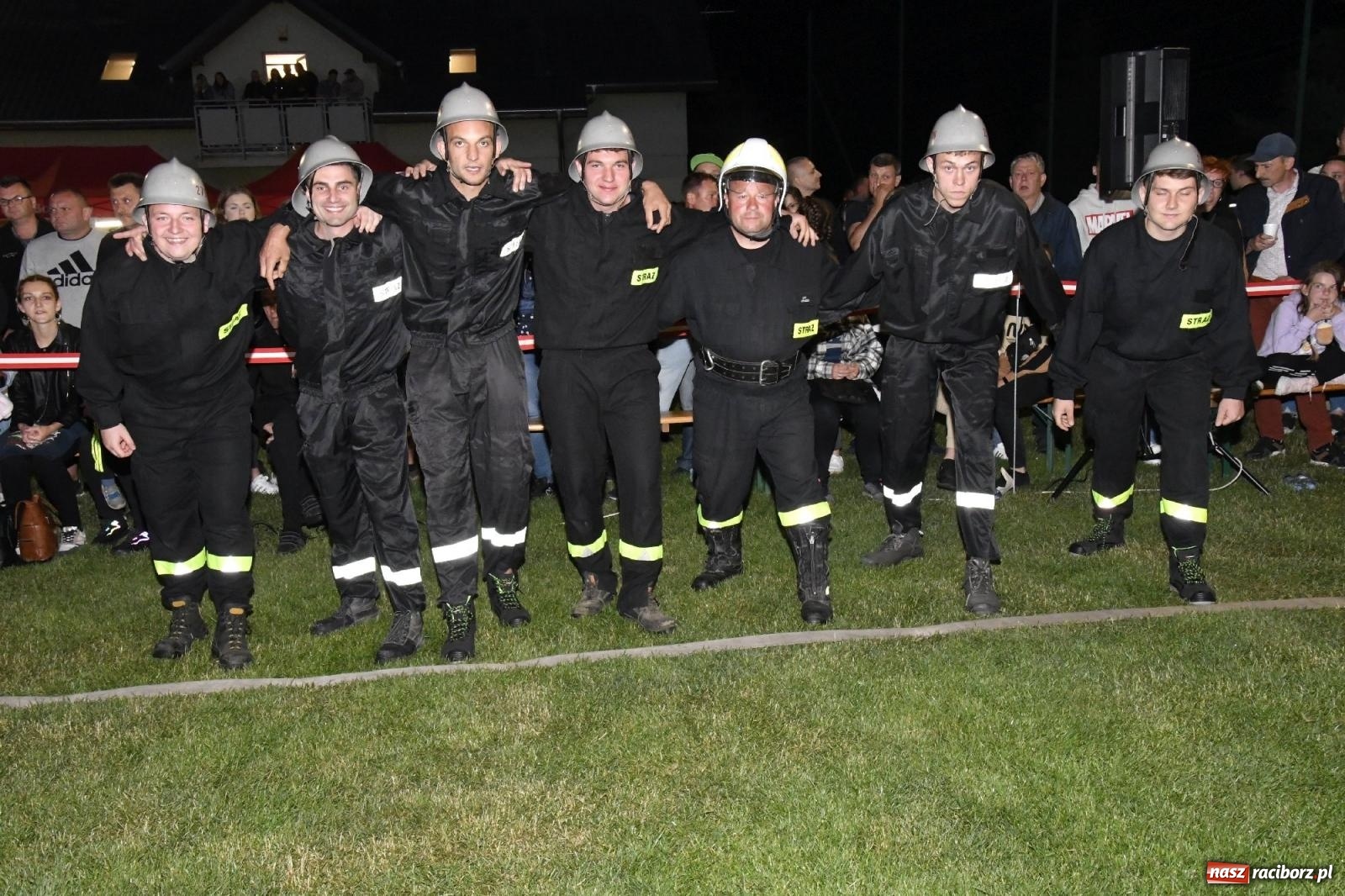 Zdjęcie w galerii na portalu naszraciborz.pl: Nocne strażackie show w Bolesławiu. Sztuczne ognie i rywalizacja w ćwiczeniu bojowym [FOTO i WIDEO] wiadomości z regionu