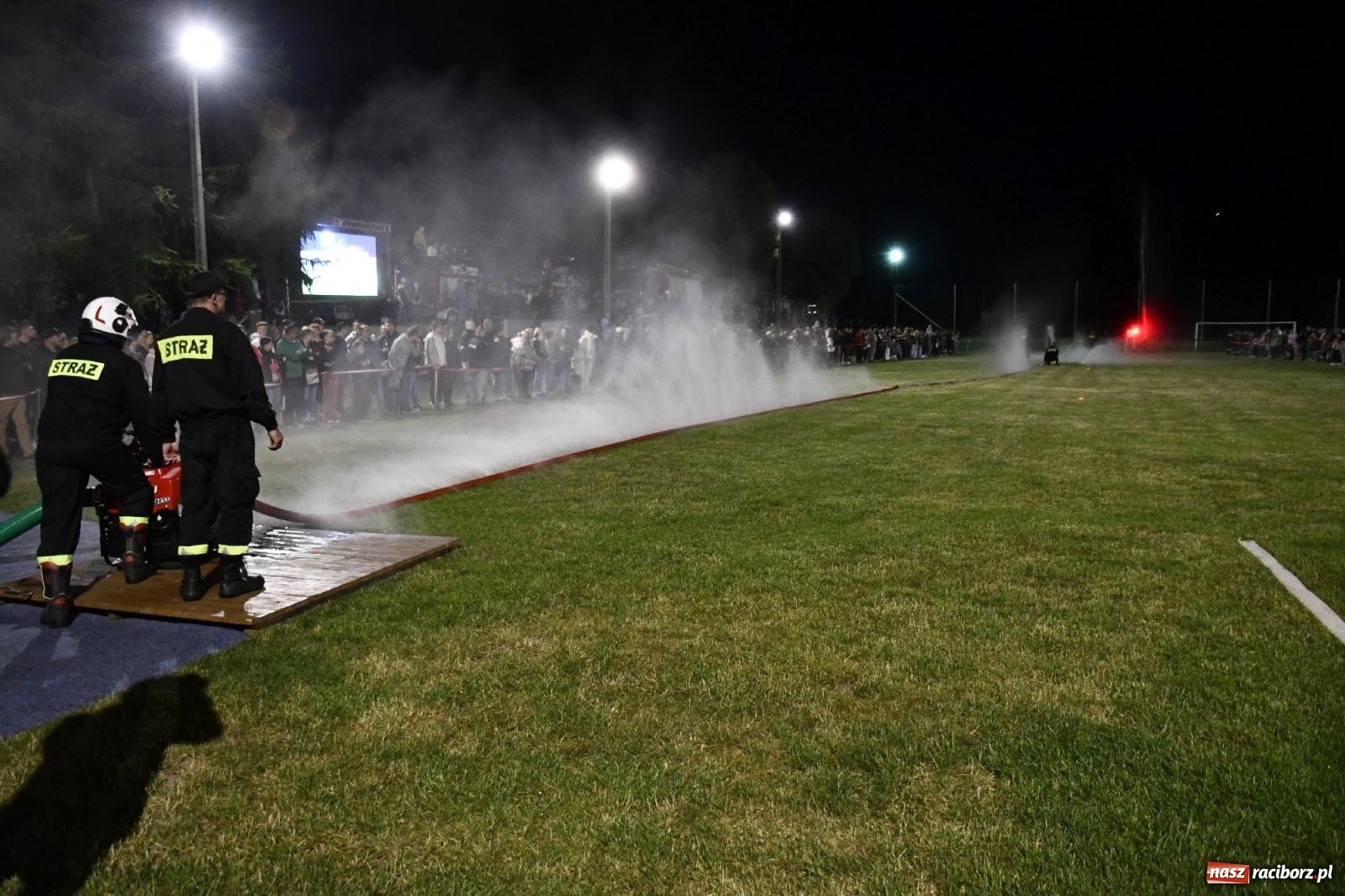 Zdjęcie w galerii na portalu naszraciborz.pl: Nocne strażackie show w Bolesławiu. Sztuczne ognie i rywalizacja w ćwiczeniu bojowym [FOTO i WIDEO] wiadomości z regionu