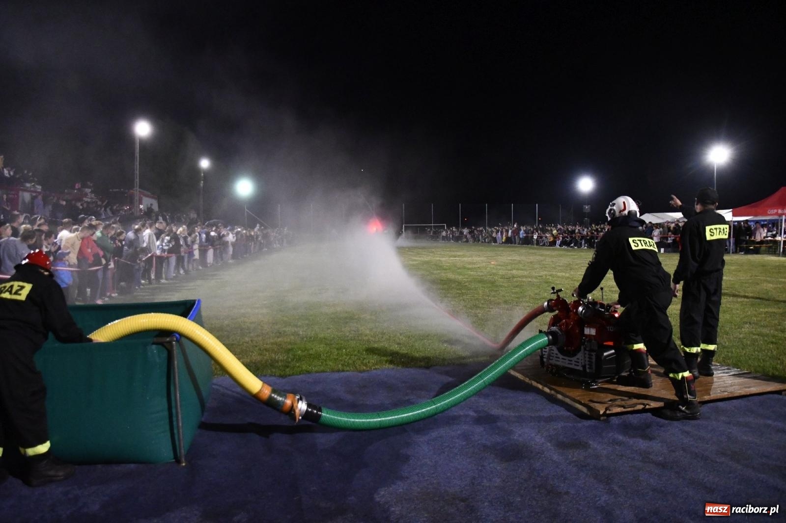 Zdjęcie w galerii na portalu naszraciborz.pl: Nocne strażackie show w Bolesławiu. Sztuczne ognie i rywalizacja w ćwiczeniu bojowym [FOTO i WIDEO] wiadomości z regionu