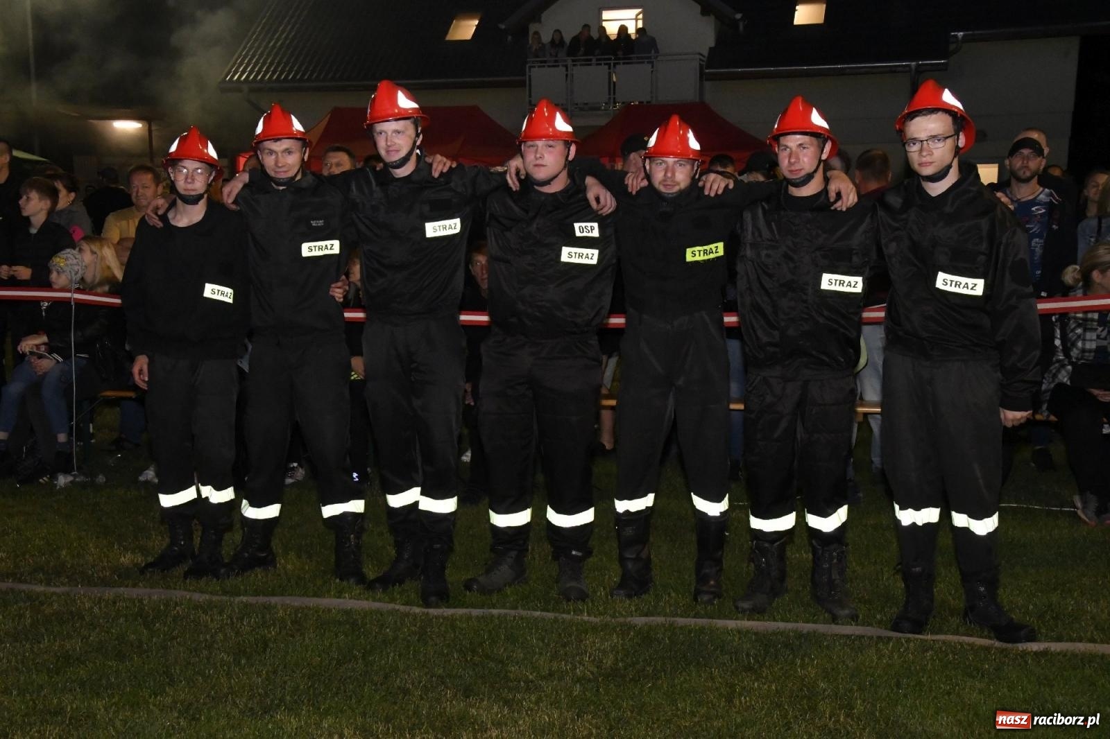 Zdjęcie w galerii na portalu naszraciborz.pl: Nocne strażackie show w Bolesławiu. Sztuczne ognie i rywalizacja w ćwiczeniu bojowym [FOTO i WIDEO] wiadomości z regionu