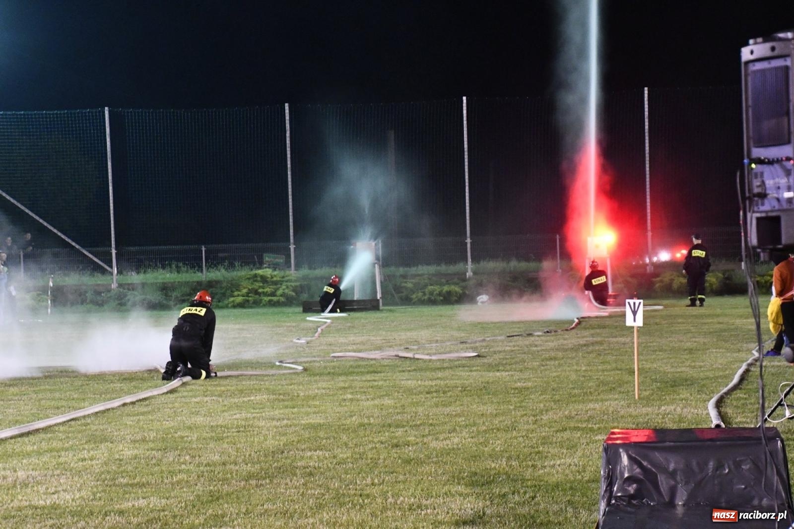 Zdjęcie w galerii na portalu naszraciborz.pl: Nocne strażackie show w Bolesławiu. Sztuczne ognie i rywalizacja w ćwiczeniu bojowym [FOTO i WIDEO] wiadomości z regionu