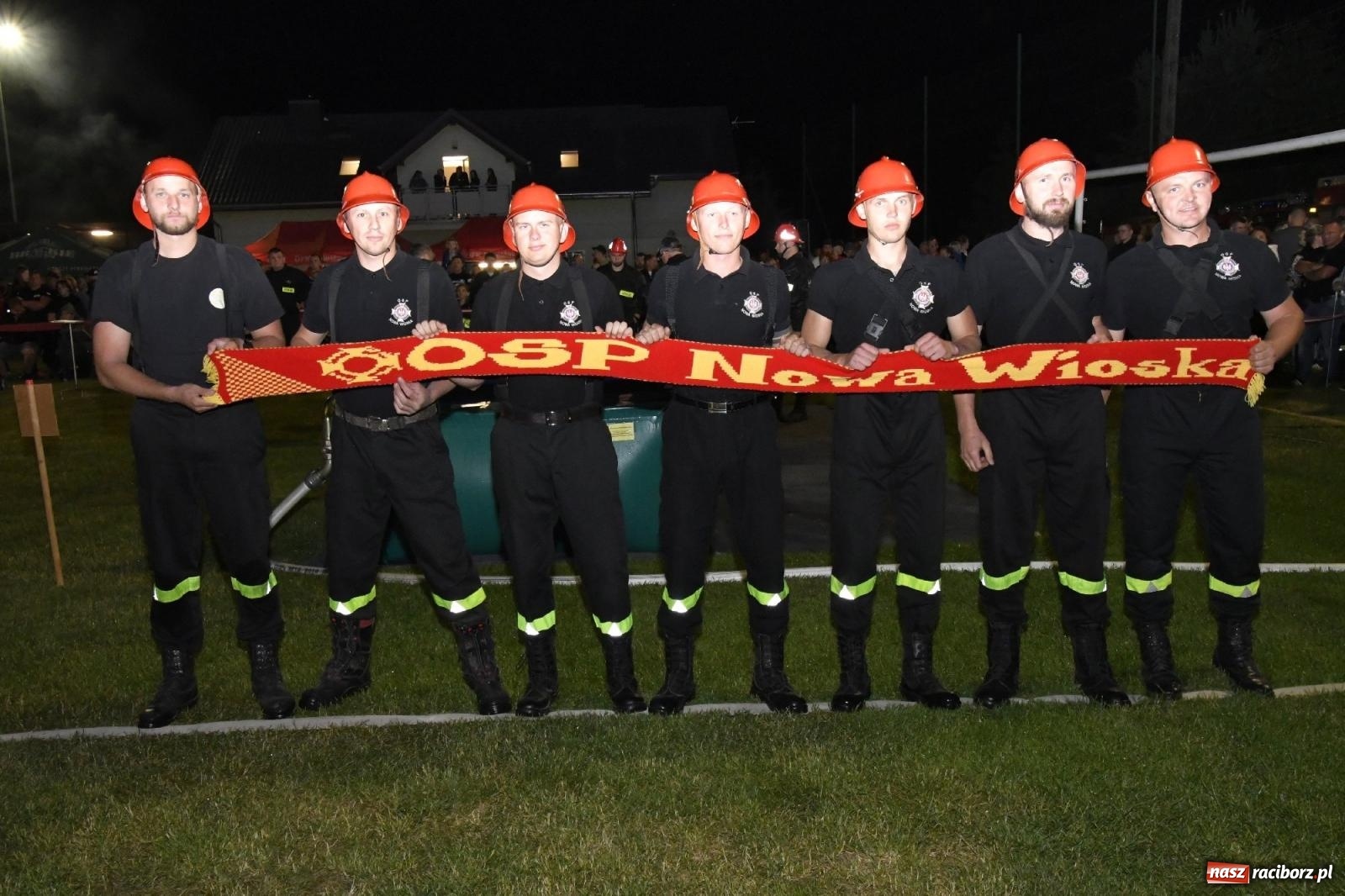 Zdjęcie w galerii na portalu naszraciborz.pl: Nocne strażackie show w Bolesławiu. Sztuczne ognie i rywalizacja w ćwiczeniu bojowym [FOTO i WIDEO] wiadomości z regionu