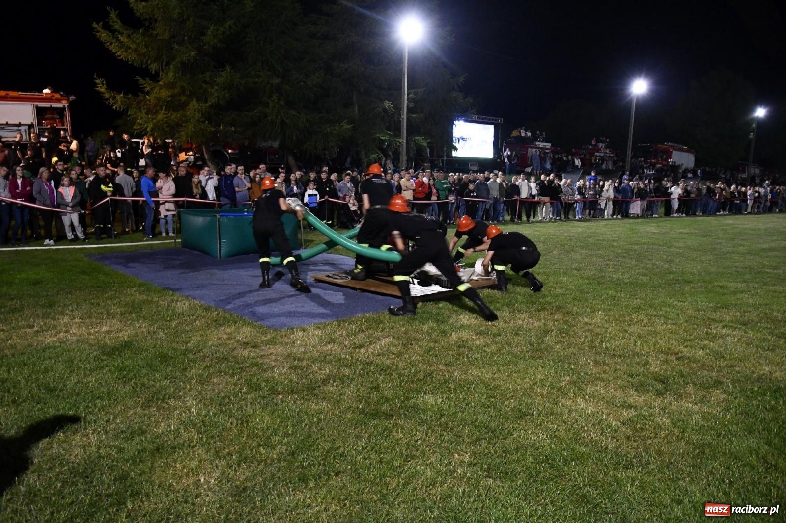 Zdjęcie w galerii na portalu naszraciborz.pl: Nocne strażackie show w Bolesławiu. Sztuczne ognie i rywalizacja w ćwiczeniu bojowym [FOTO i WIDEO] wiadomości z regionu