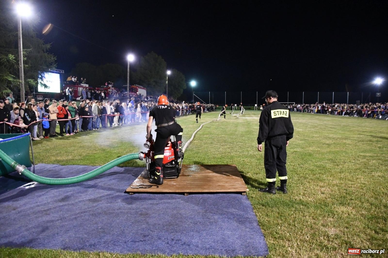 Zdjęcie w galerii na portalu naszraciborz.pl: Nocne strażackie show w Bolesławiu. Sztuczne ognie i rywalizacja w ćwiczeniu bojowym [FOTO i WIDEO] wiadomości z regionu