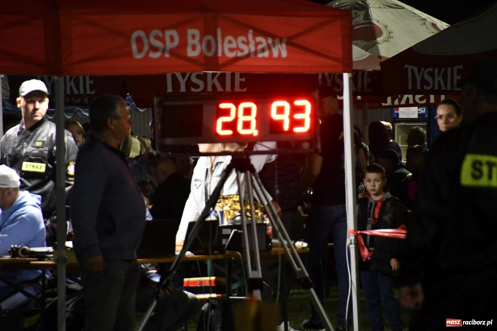 Zdjęcie w galerii na portalu naszraciborz.pl: Nocne strażackie show w Bolesławiu. Sztuczne ognie i rywalizacja w ćwiczeniu bojowym [FOTO i WIDEO] wiadomości z regionu