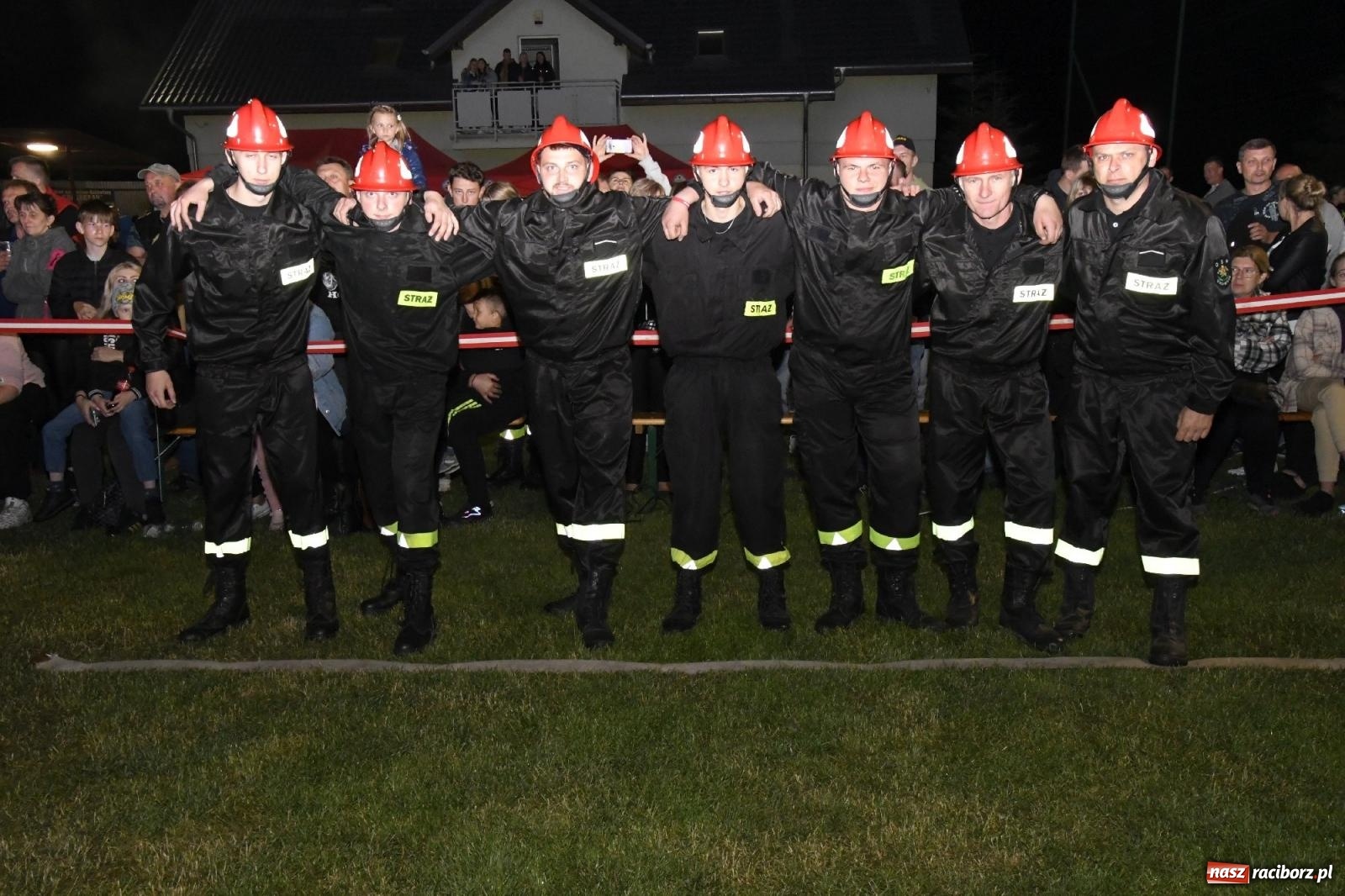 Zdjęcie w galerii na portalu naszraciborz.pl: Nocne strażackie show w Bolesławiu. Sztuczne ognie i rywalizacja w ćwiczeniu bojowym [FOTO i WIDEO] wiadomości z regionu