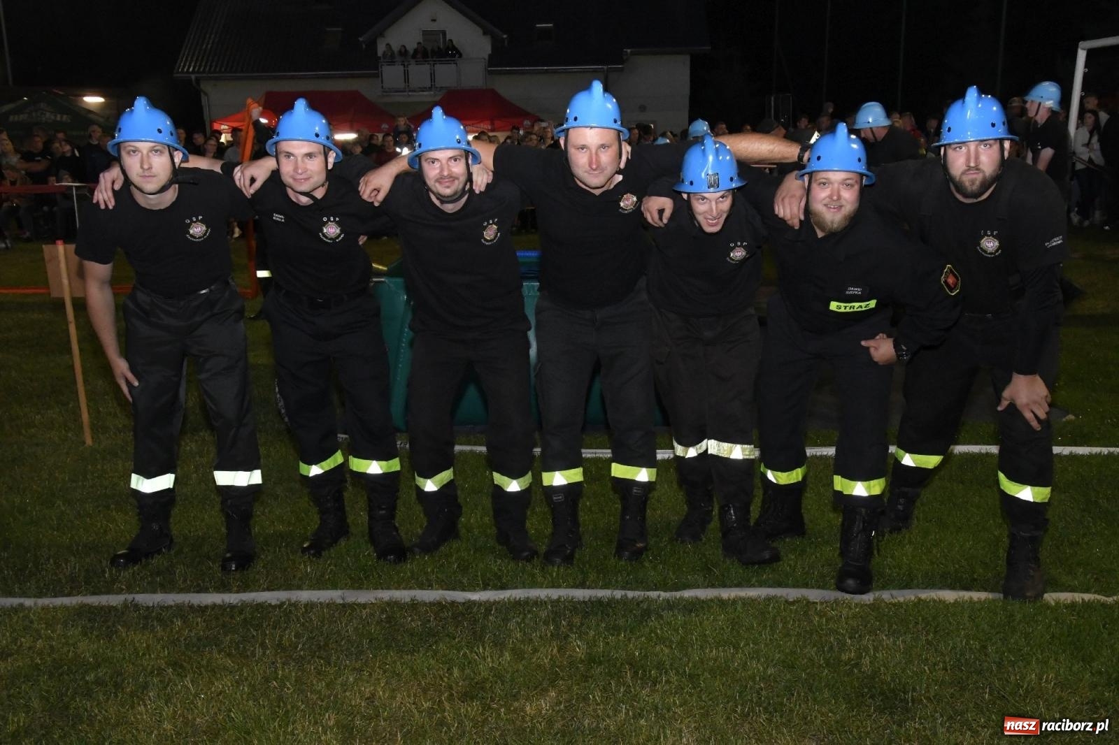 Zdjęcie w galerii na portalu naszraciborz.pl: Nocne strażackie show w Bolesławiu. Sztuczne ognie i rywalizacja w ćwiczeniu bojowym [FOTO i WIDEO] wiadomości z regionu