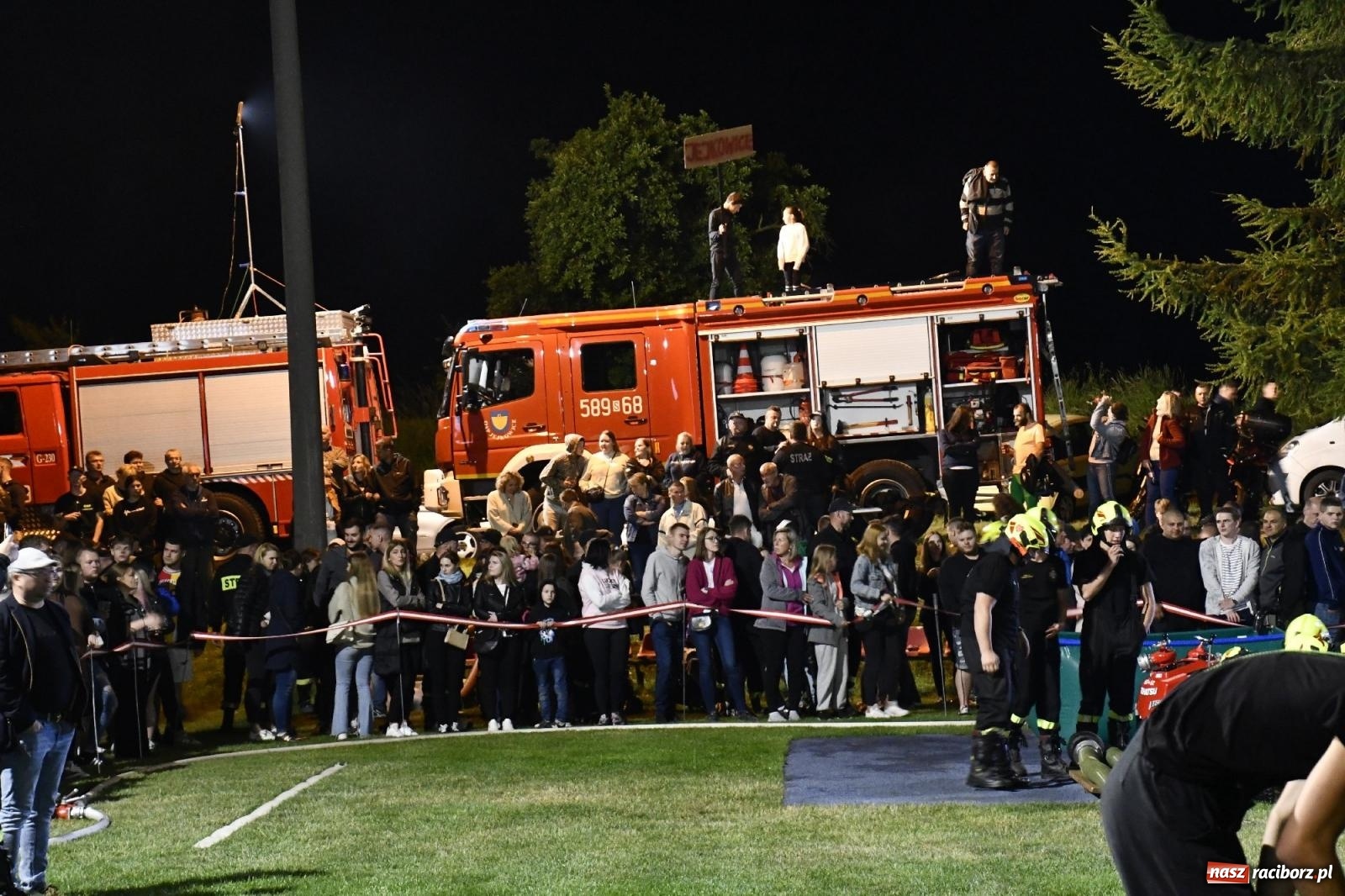 Zdjęcie w galerii na portalu naszraciborz.pl: Nocne strażackie show w Bolesławiu. Sztuczne ognie i rywalizacja w ćwiczeniu bojowym [FOTO i WIDEO] wiadomości z regionu