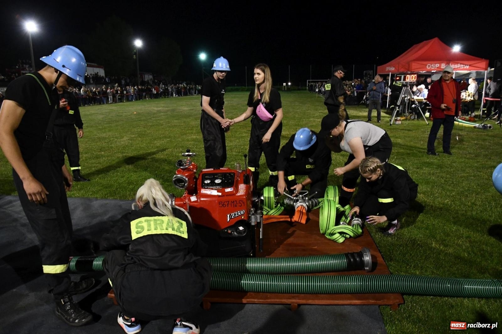 Zdjęcie w galerii na portalu naszraciborz.pl: Nocne strażackie show w Bolesławiu. Sztuczne ognie i rywalizacja w ćwiczeniu bojowym [FOTO i WIDEO] wiadomości z regionu