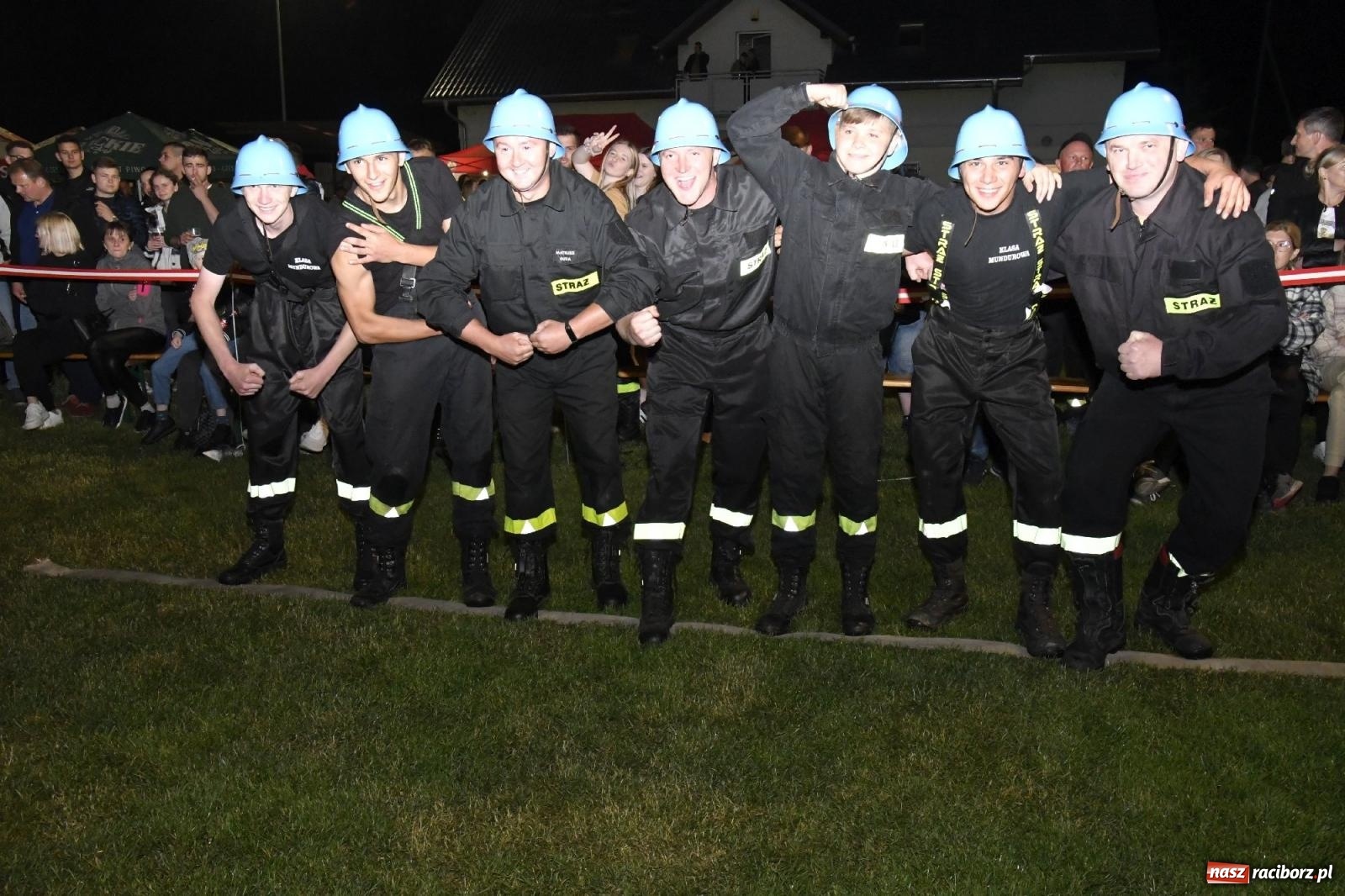 Zdjęcie w galerii na portalu naszraciborz.pl: Nocne strażackie show w Bolesławiu. Sztuczne ognie i rywalizacja w ćwiczeniu bojowym [FOTO i WIDEO] wiadomości z regionu