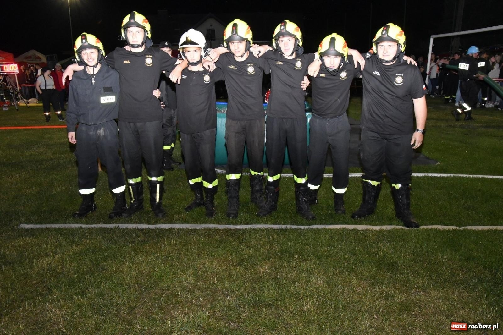 Zdjęcie w galerii na portalu naszraciborz.pl: Nocne strażackie show w Bolesławiu. Sztuczne ognie i rywalizacja w ćwiczeniu bojowym [FOTO i WIDEO] wiadomości z regionu