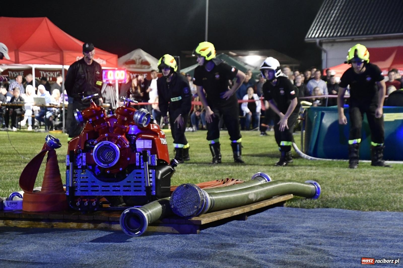 Zdjęcie w galerii na portalu naszraciborz.pl: Nocne strażackie show w Bolesławiu. Sztuczne ognie i rywalizacja w ćwiczeniu bojowym [FOTO i WIDEO] wiadomości z regionu