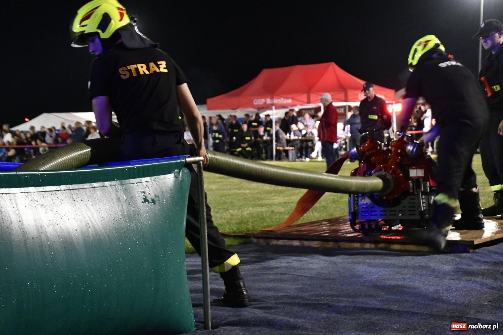 Zdjęcie w galerii na portalu naszraciborz.pl: Nocne strażackie show w Bolesławiu. Sztuczne ognie i rywalizacja w ćwiczeniu bojowym [FOTO i WIDEO] wiadomości z regionu