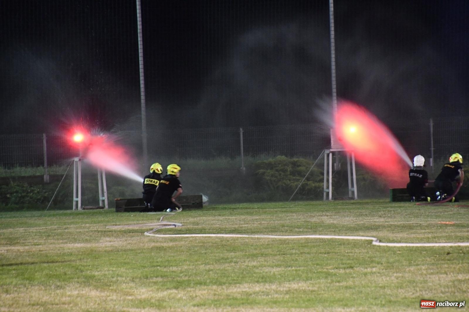 Zdjęcie w galerii na portalu naszraciborz.pl: Nocne strażackie show w Bolesławiu. Sztuczne ognie i rywalizacja w ćwiczeniu bojowym [FOTO i WIDEO] wiadomości z regionu