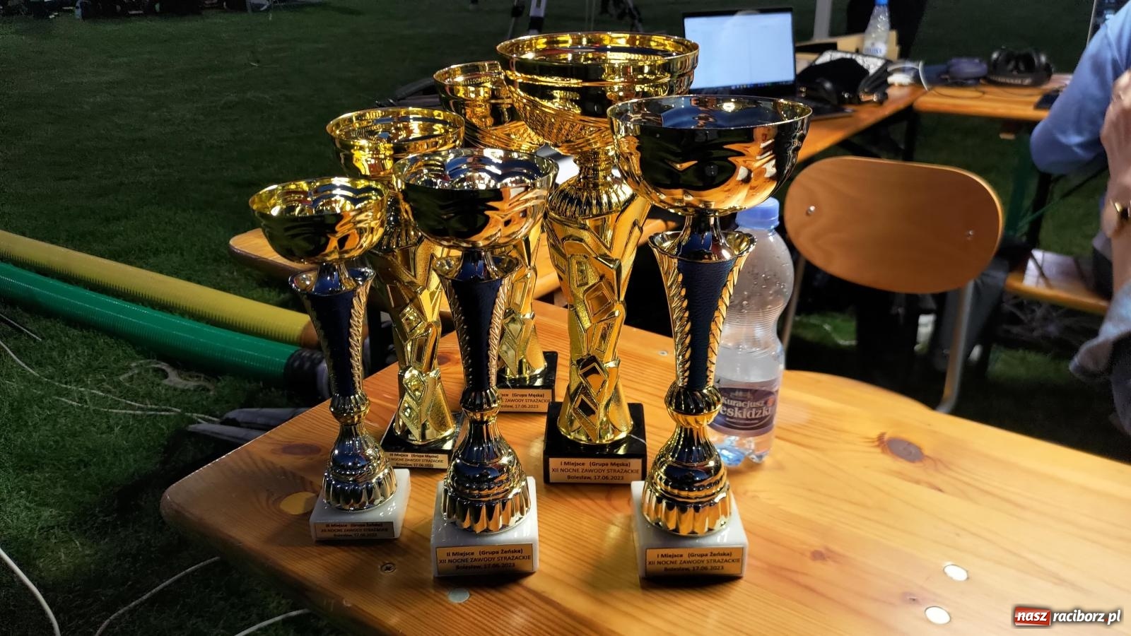 Zdjęcie w galerii na portalu naszraciborz.pl: Nocne strażackie show w Bolesławiu. Sztuczne ognie i rywalizacja w ćwiczeniu bojowym [FOTO i WIDEO] wiadomości z regionu