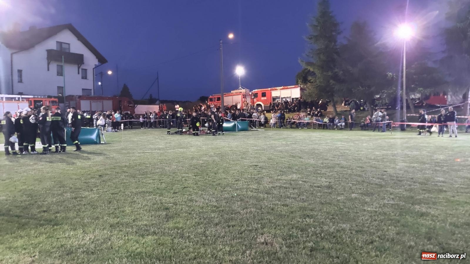 Zdjęcie w galerii na portalu naszraciborz.pl: Nocne strażackie show w Bolesławiu. Sztuczne ognie i rywalizacja w ćwiczeniu bojowym [FOTO i WIDEO] wiadomości z regionu