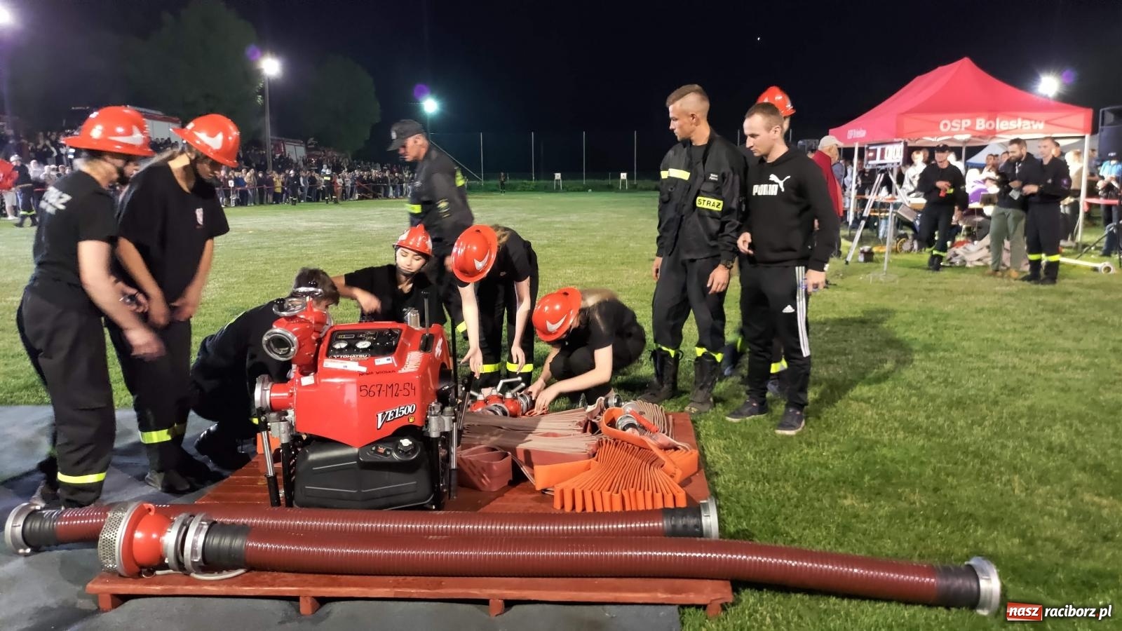 Zdjęcie w galerii na portalu naszraciborz.pl: Nocne strażackie show w Bolesławiu. Sztuczne ognie i rywalizacja w ćwiczeniu bojowym [FOTO i WIDEO] wiadomości z regionu