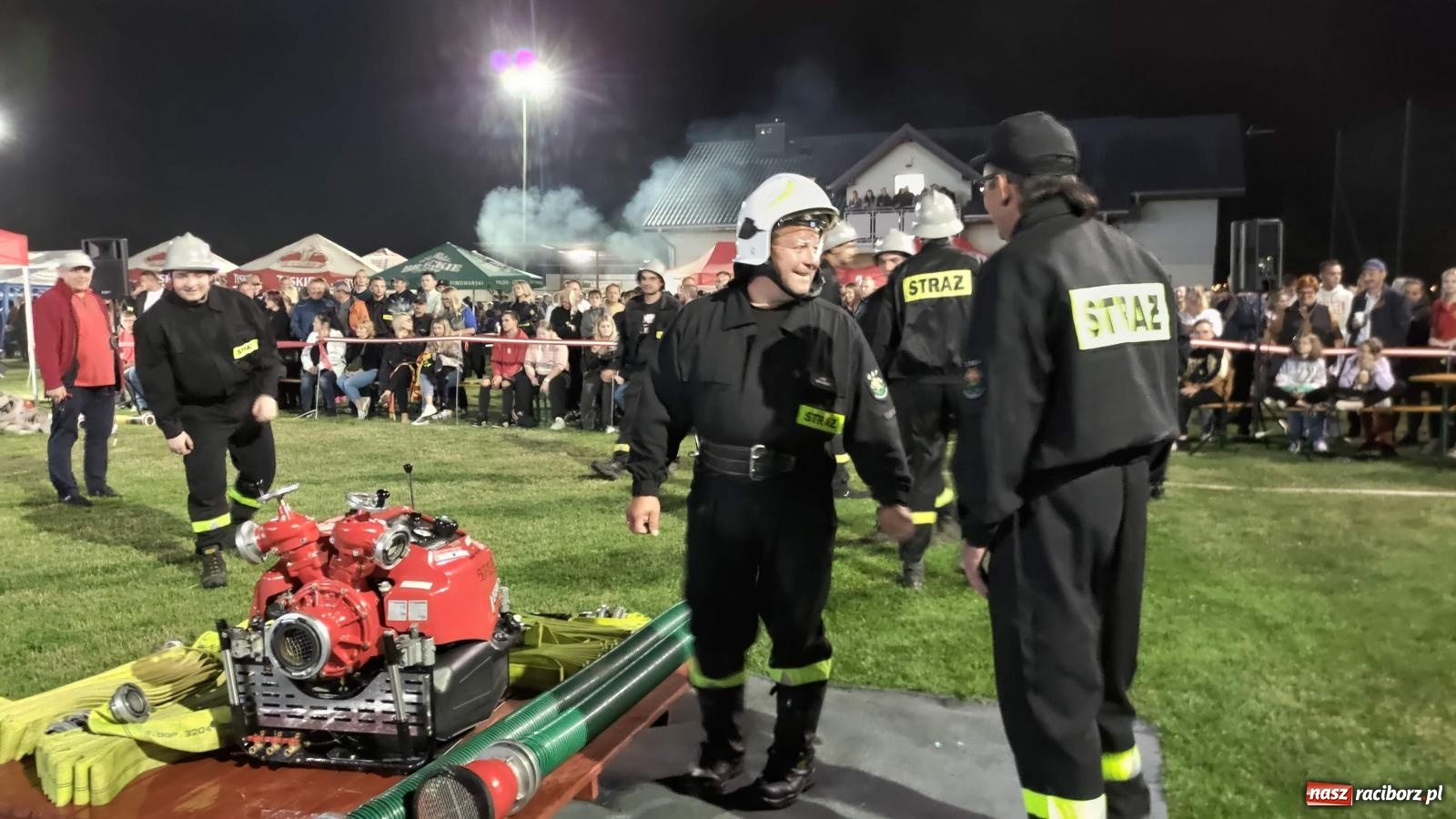 Zdjęcie w galerii na portalu naszraciborz.pl: Nocne strażackie show w Bolesławiu. Sztuczne ognie i rywalizacja w ćwiczeniu bojowym [FOTO i WIDEO] wiadomości z regionu