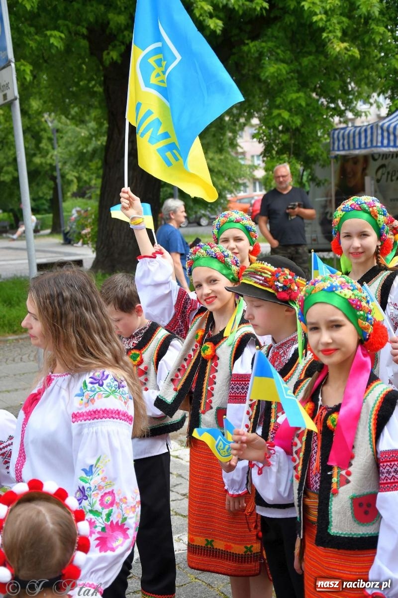 Zdjęcie w galerii na portalu naszraciborz.pl: Międzynarodowe święto folkloru na raciborskim zamku wiadomości z regionu