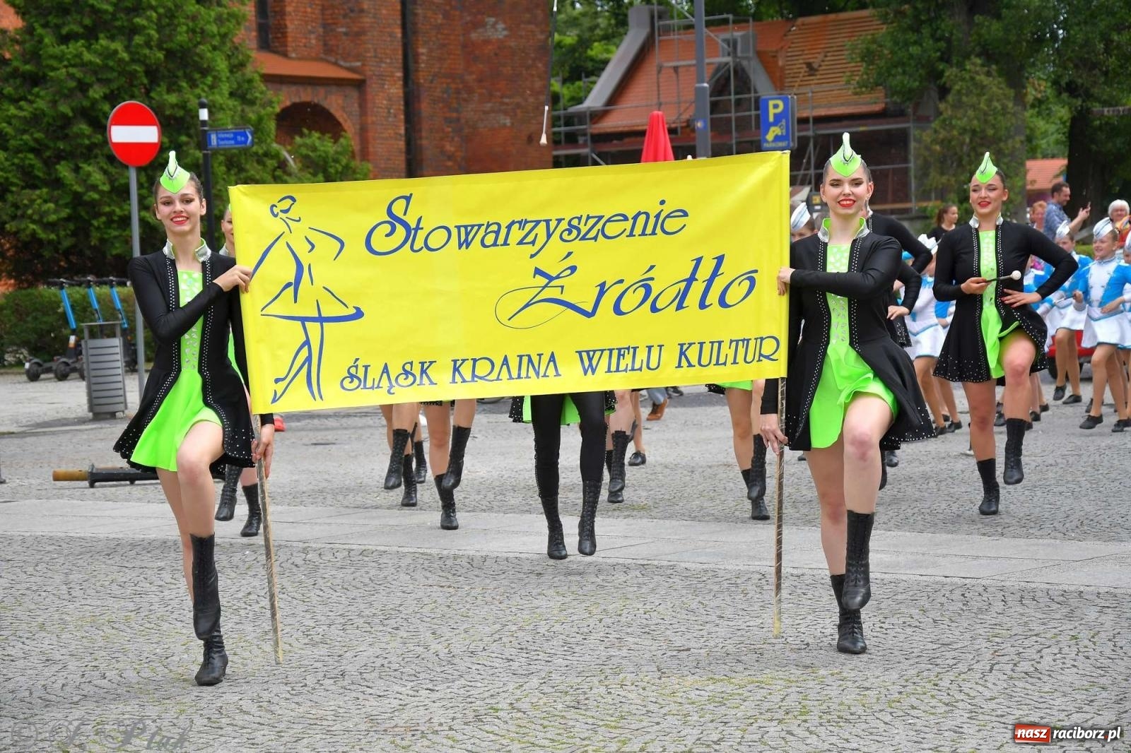 Zdjęcie w galerii na portalu naszraciborz.pl: Międzynarodowe święto folkloru na raciborskim zamku wiadomości z regionu