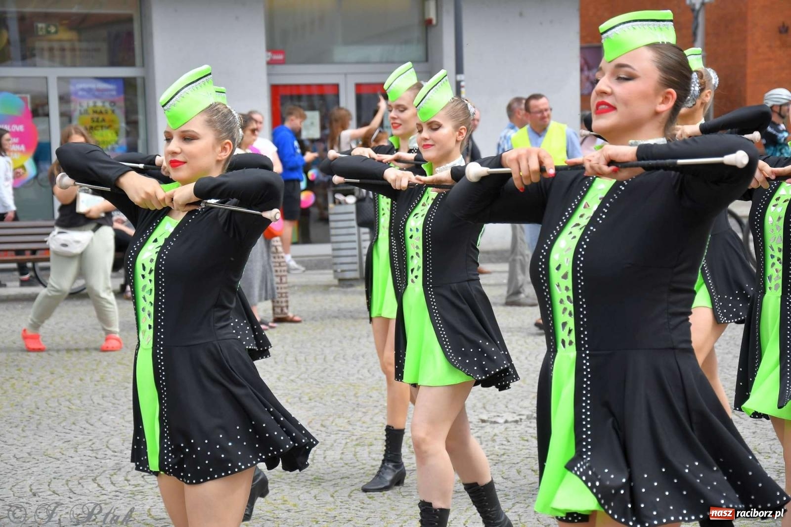 Zdjęcie w galerii na portalu naszraciborz.pl: Międzynarodowe święto folkloru na raciborskim zamku wiadomości z regionu