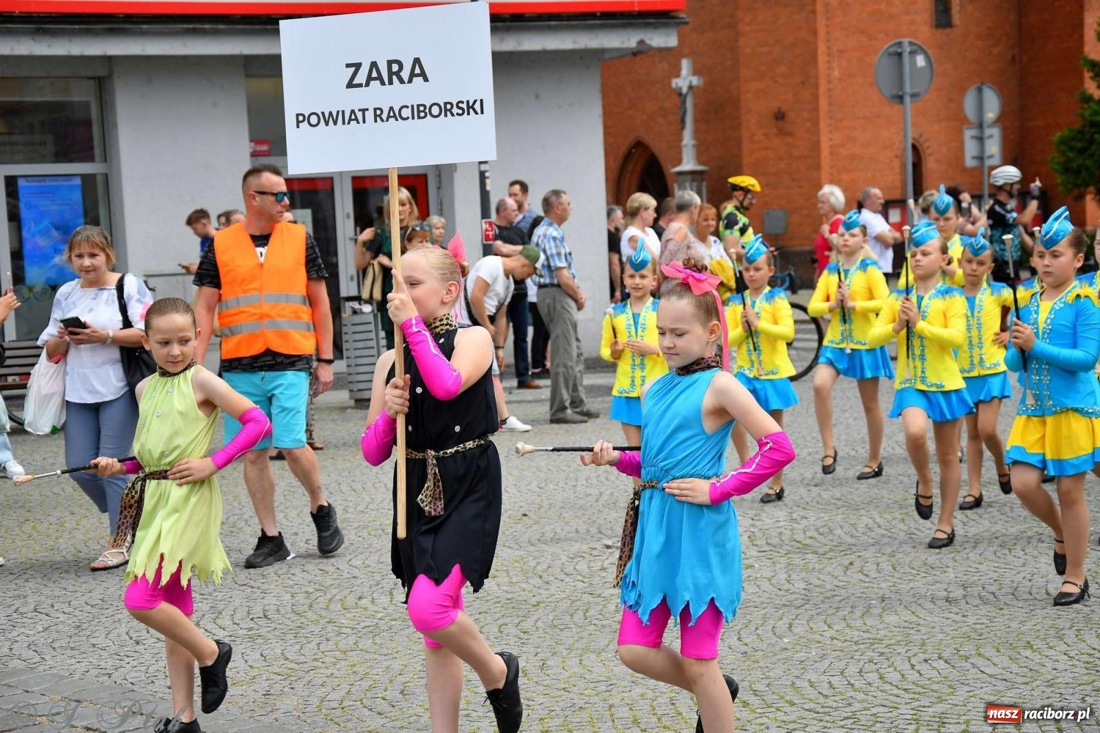 Zdjęcie w galerii na portalu naszraciborz.pl: Międzynarodowe święto folkloru na raciborskim zamku wiadomości z regionu
