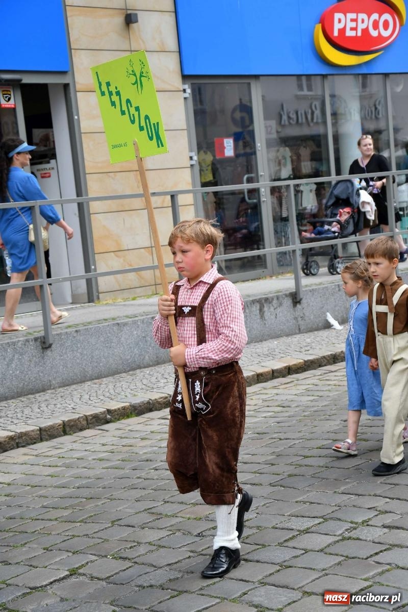 Zdjęcie w galerii na portalu naszraciborz.pl: Międzynarodowe święto folkloru na raciborskim zamku wiadomości z regionu
