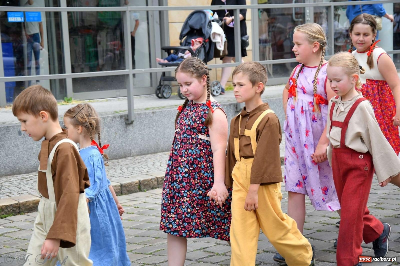 Zdjęcie w galerii na portalu naszraciborz.pl: Międzynarodowe święto folkloru na raciborskim zamku wiadomości z regionu