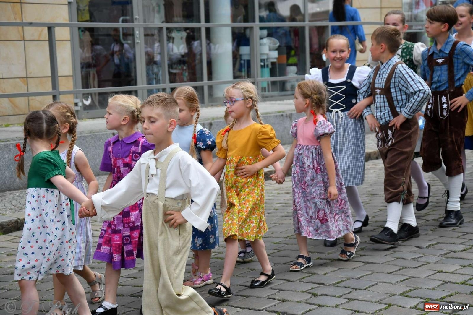 Zdjęcie w galerii na portalu naszraciborz.pl: Międzynarodowe święto folkloru na raciborskim zamku wiadomości z regionu
