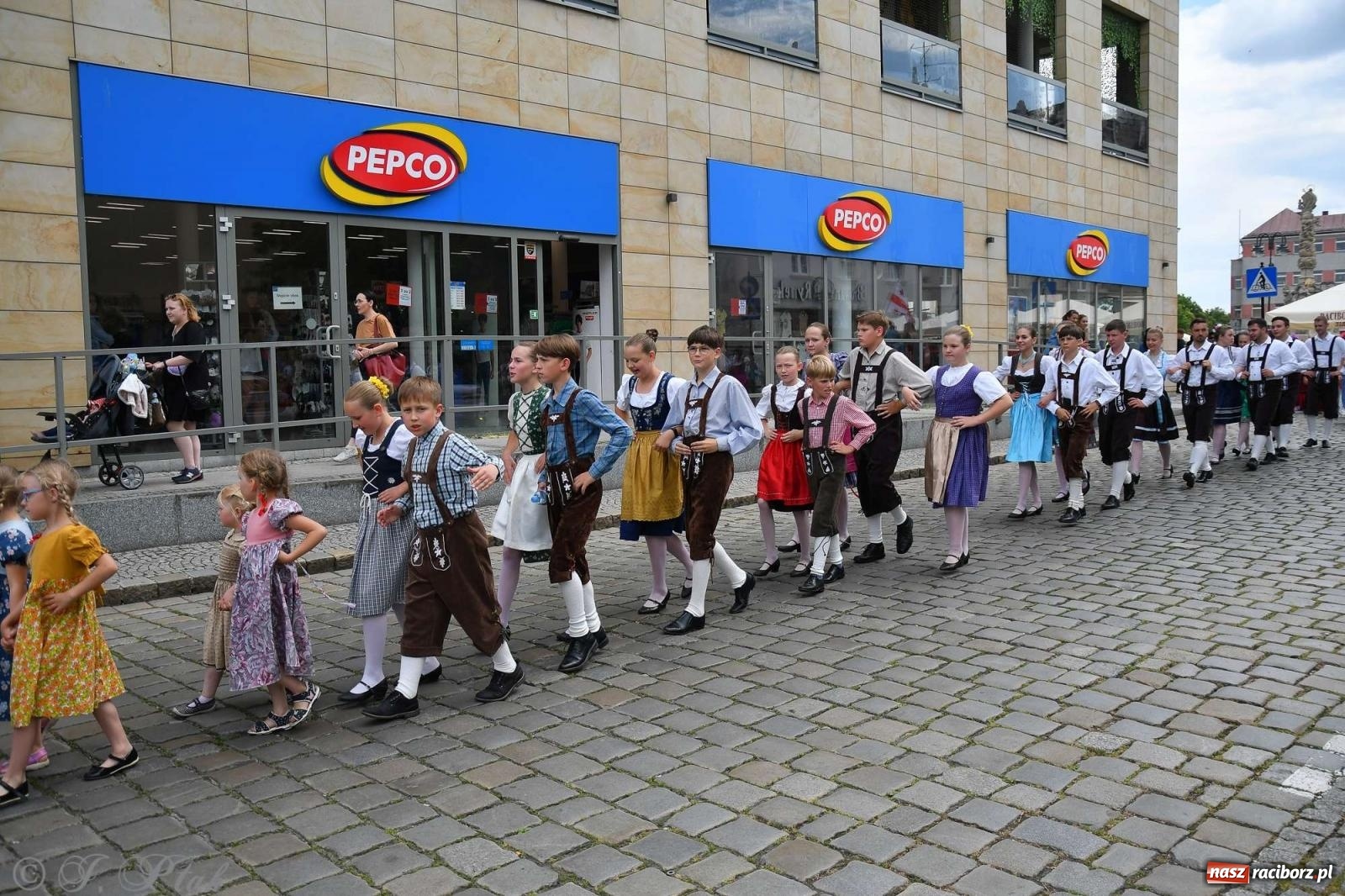 Zdjęcie w galerii na portalu naszraciborz.pl: Międzynarodowe święto folkloru na raciborskim zamku wiadomości z regionu