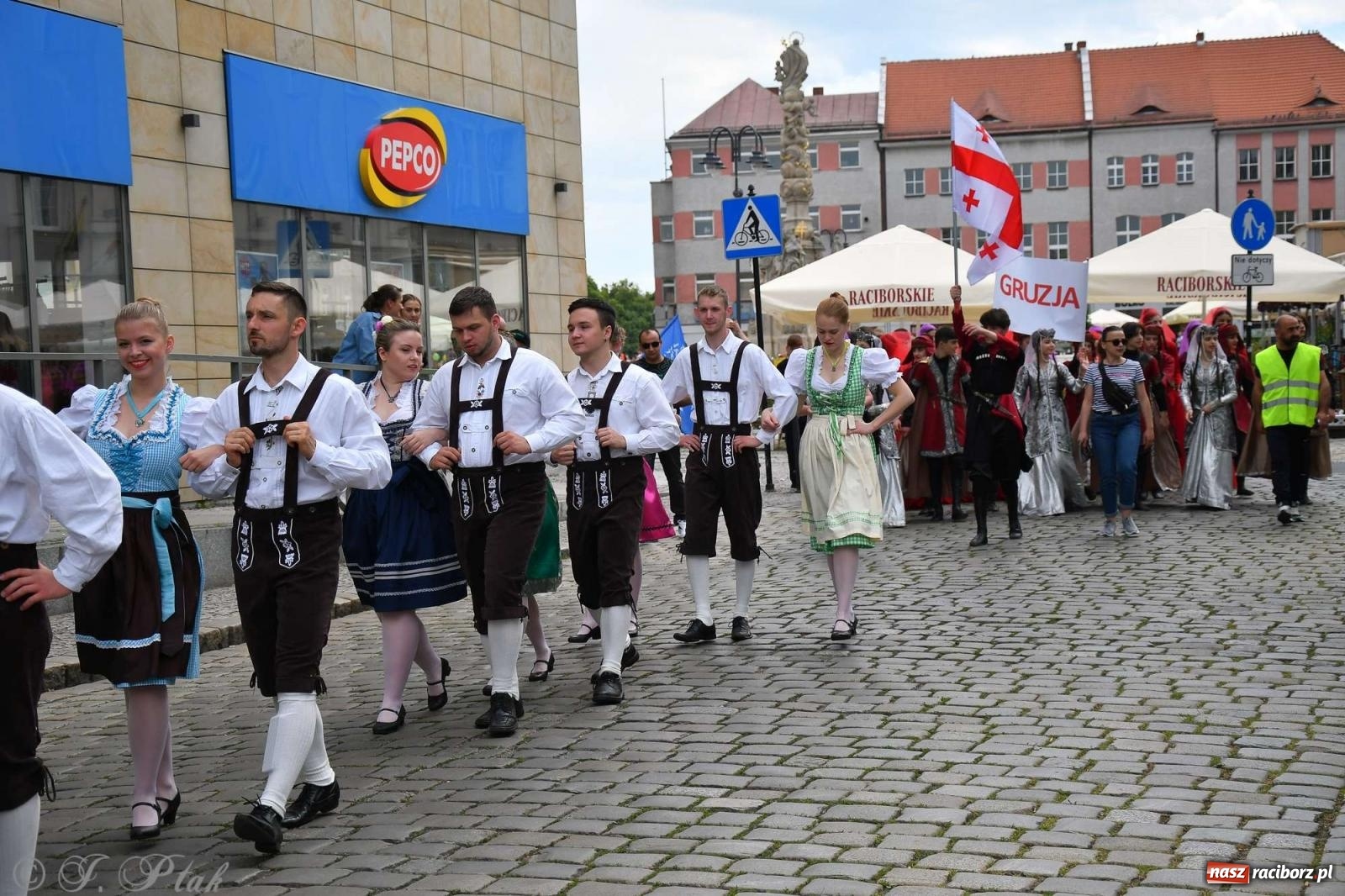 Zdjęcie w galerii na portalu naszraciborz.pl: Międzynarodowe święto folkloru na raciborskim zamku wiadomości z regionu