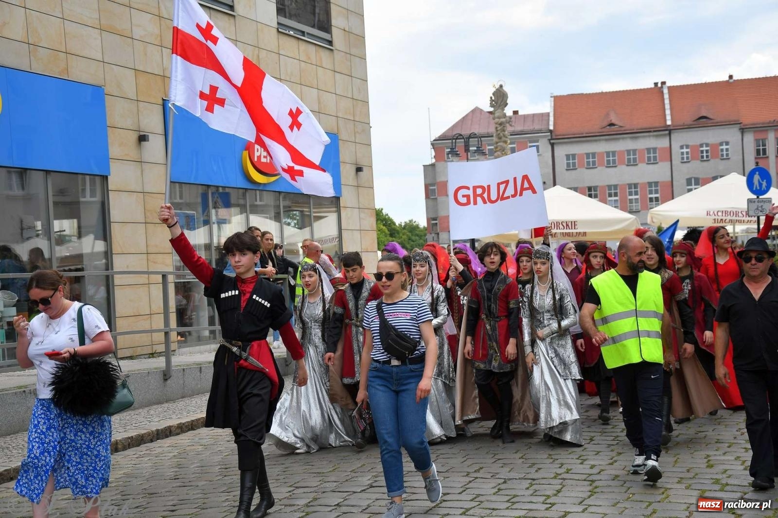 Zdjęcie w galerii na portalu naszraciborz.pl: Międzynarodowe święto folkloru na raciborskim zamku wiadomości z regionu