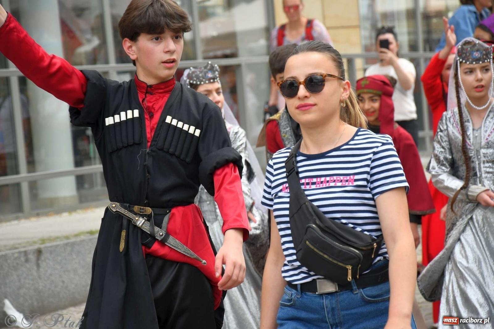 Zdjęcie w galerii na portalu naszraciborz.pl: Międzynarodowe święto folkloru na raciborskim zamku wiadomości z regionu