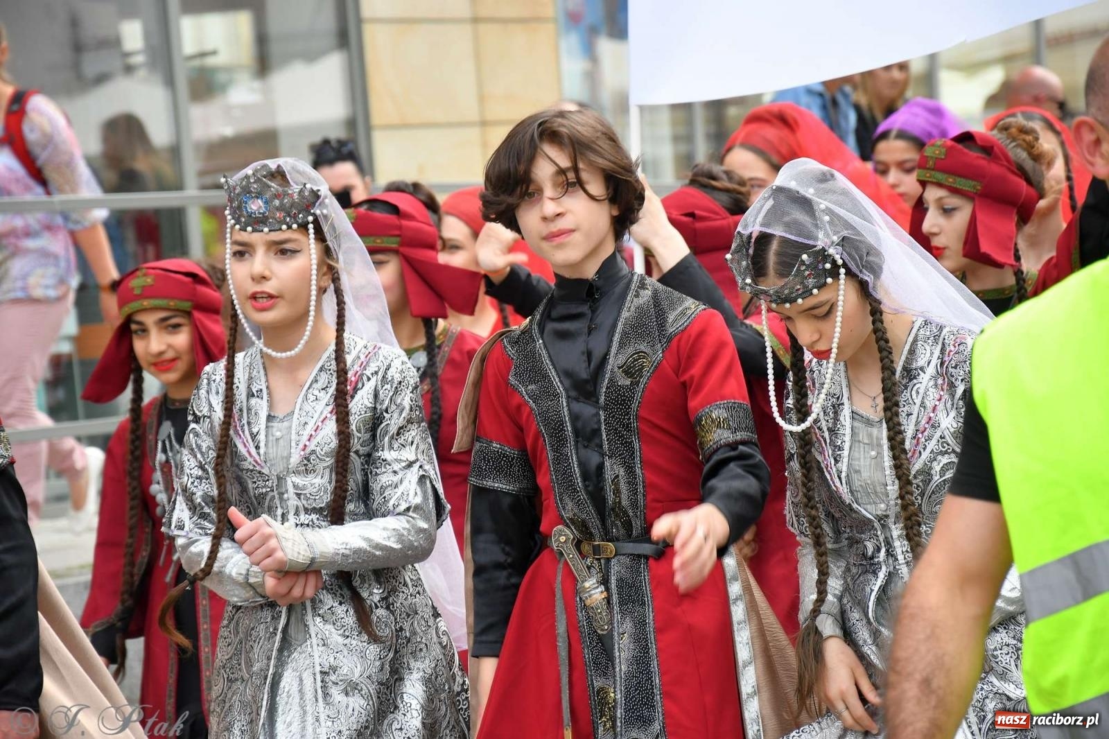 Zdjęcie w galerii na portalu naszraciborz.pl: Międzynarodowe święto folkloru na raciborskim zamku wiadomości z regionu