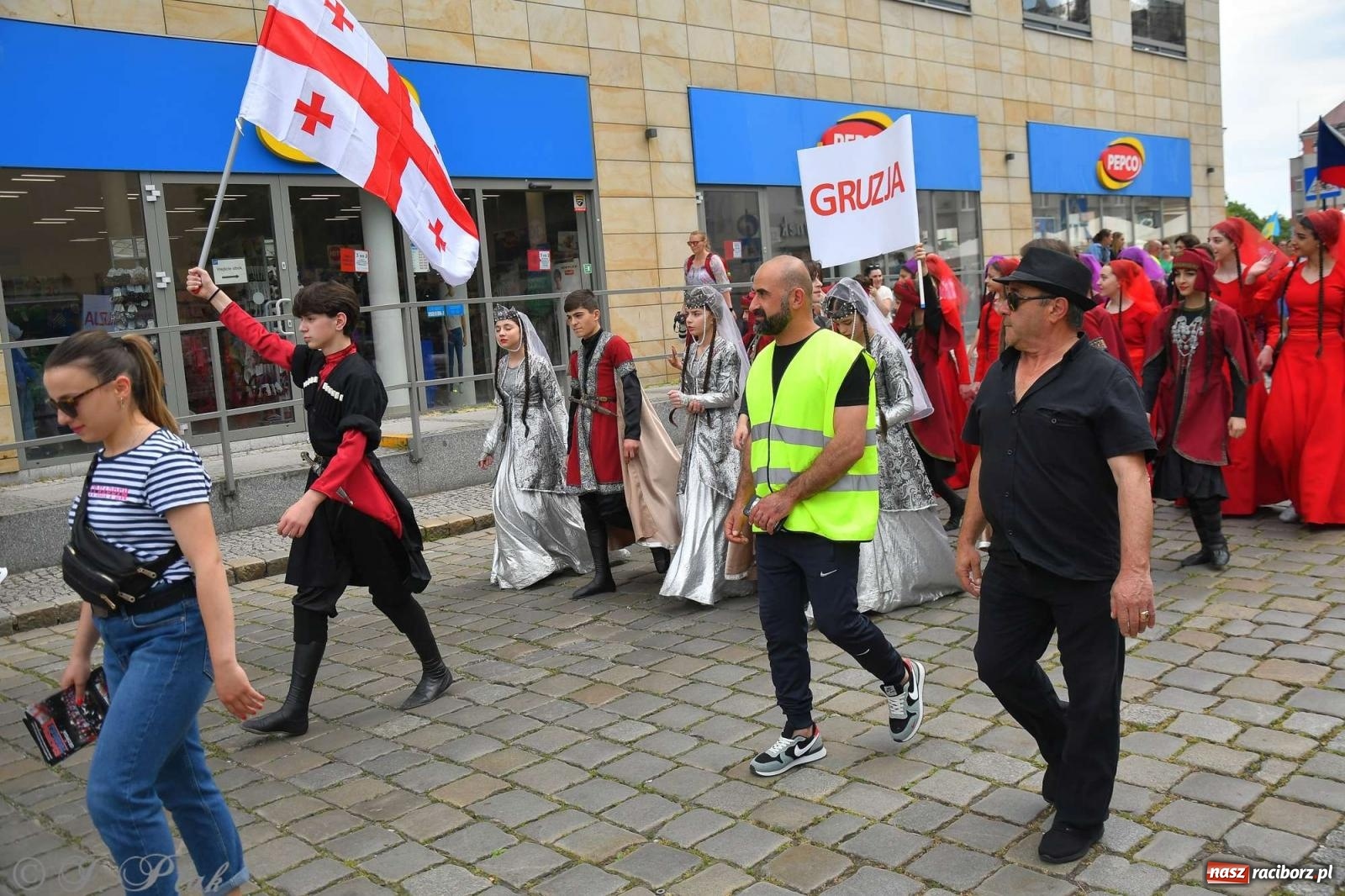 Zdjęcie w galerii na portalu naszraciborz.pl: Międzynarodowe święto folkloru na raciborskim zamku wiadomości z regionu