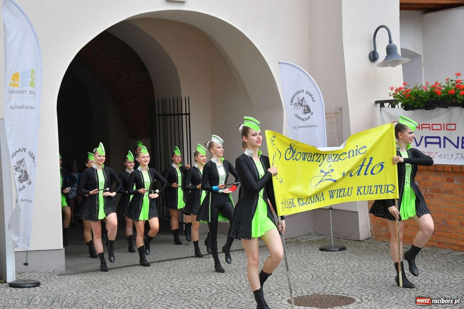 Zdjęcie w galerii na portalu naszraciborz.pl: Międzynarodowe święto folkloru na raciborskim zamku wiadomości z regionu