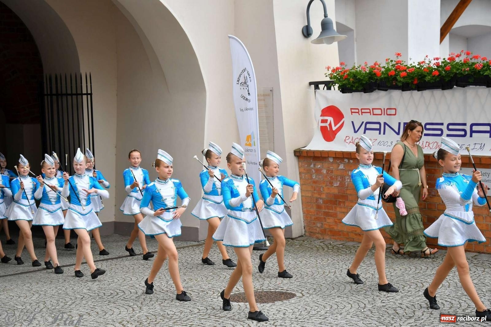 Zdjęcie w galerii na portalu naszraciborz.pl: Międzynarodowe święto folkloru na raciborskim zamku wiadomości z regionu