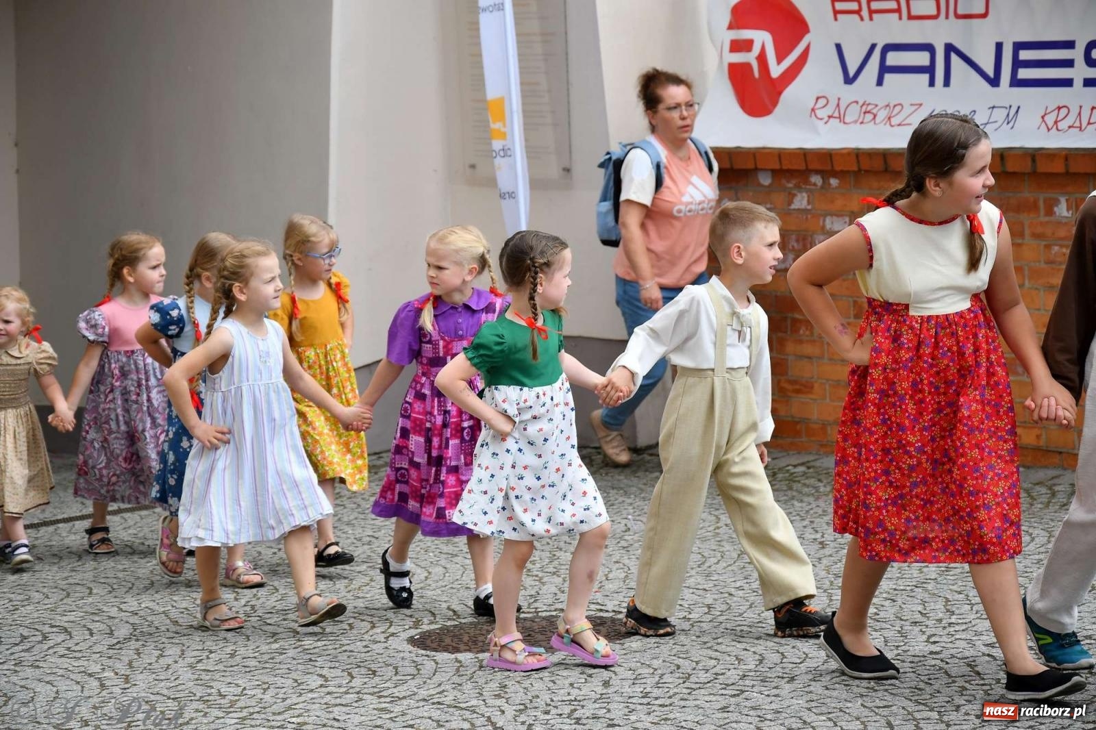 Zdjęcie w galerii na portalu naszraciborz.pl: Międzynarodowe święto folkloru na raciborskim zamku wiadomości z regionu