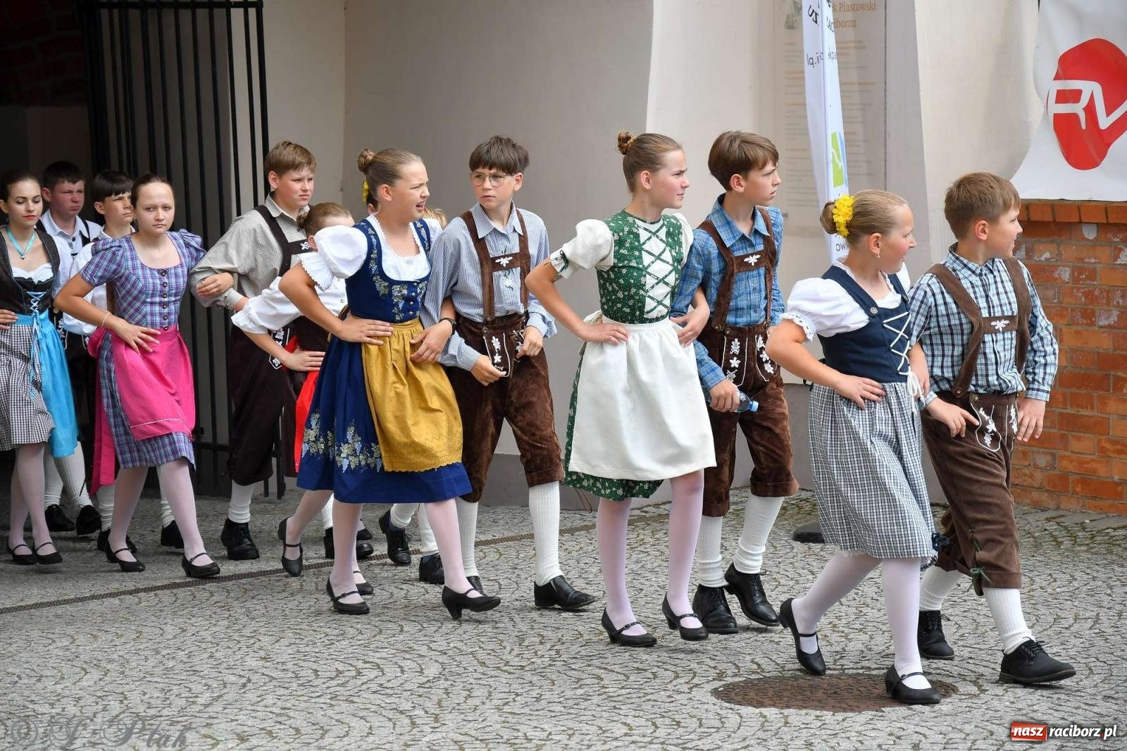 Zdjęcie w galerii na portalu naszraciborz.pl: Międzynarodowe święto folkloru na raciborskim zamku wiadomości z regionu