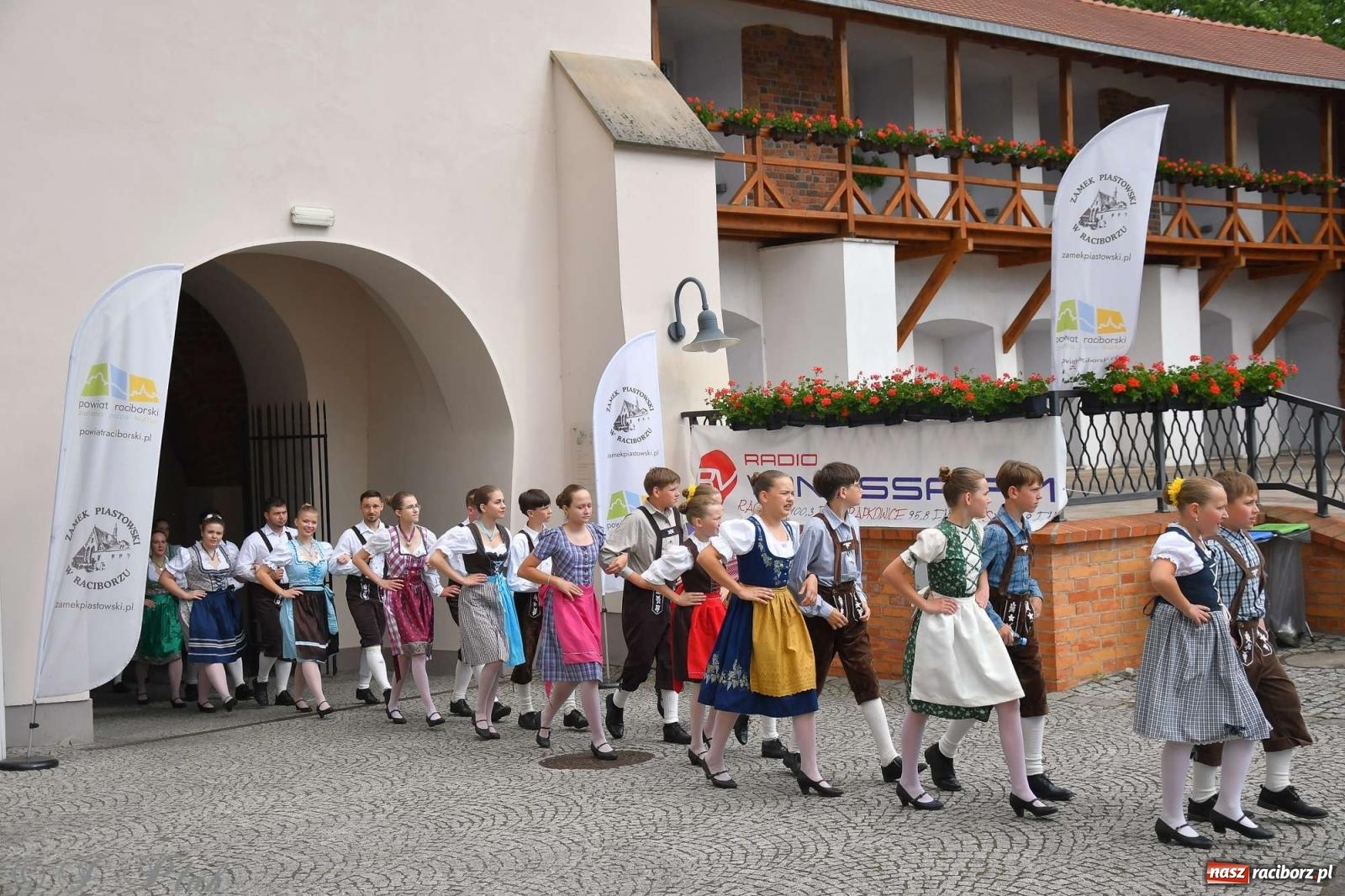 Zdjęcie w galerii na portalu naszraciborz.pl: Międzynarodowe święto folkloru na raciborskim zamku wiadomości z regionu